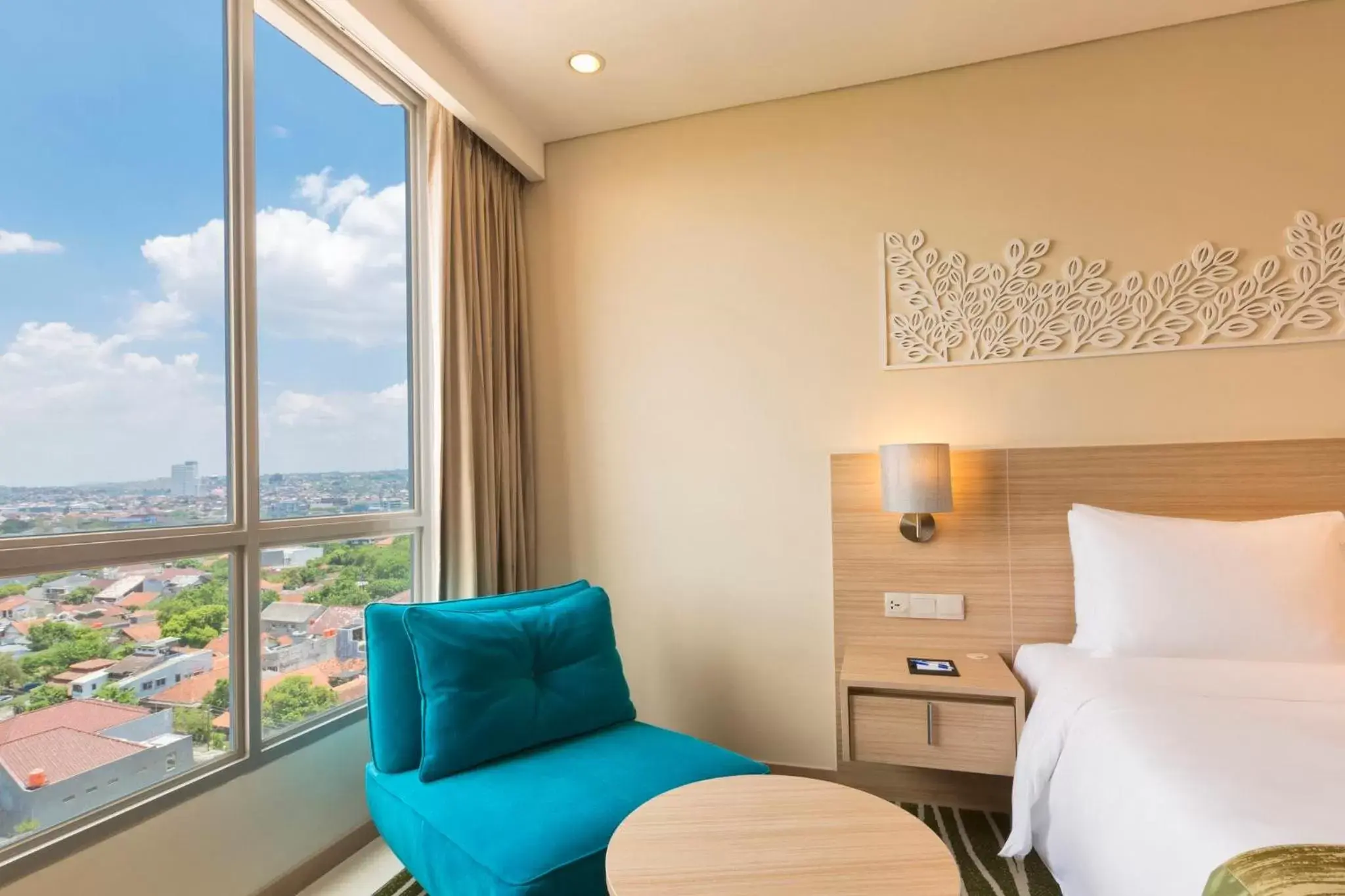 Photo of the whole room, Seating Area in Holiday Inn Express Semarang Simpang Lima, an IHG Hotel