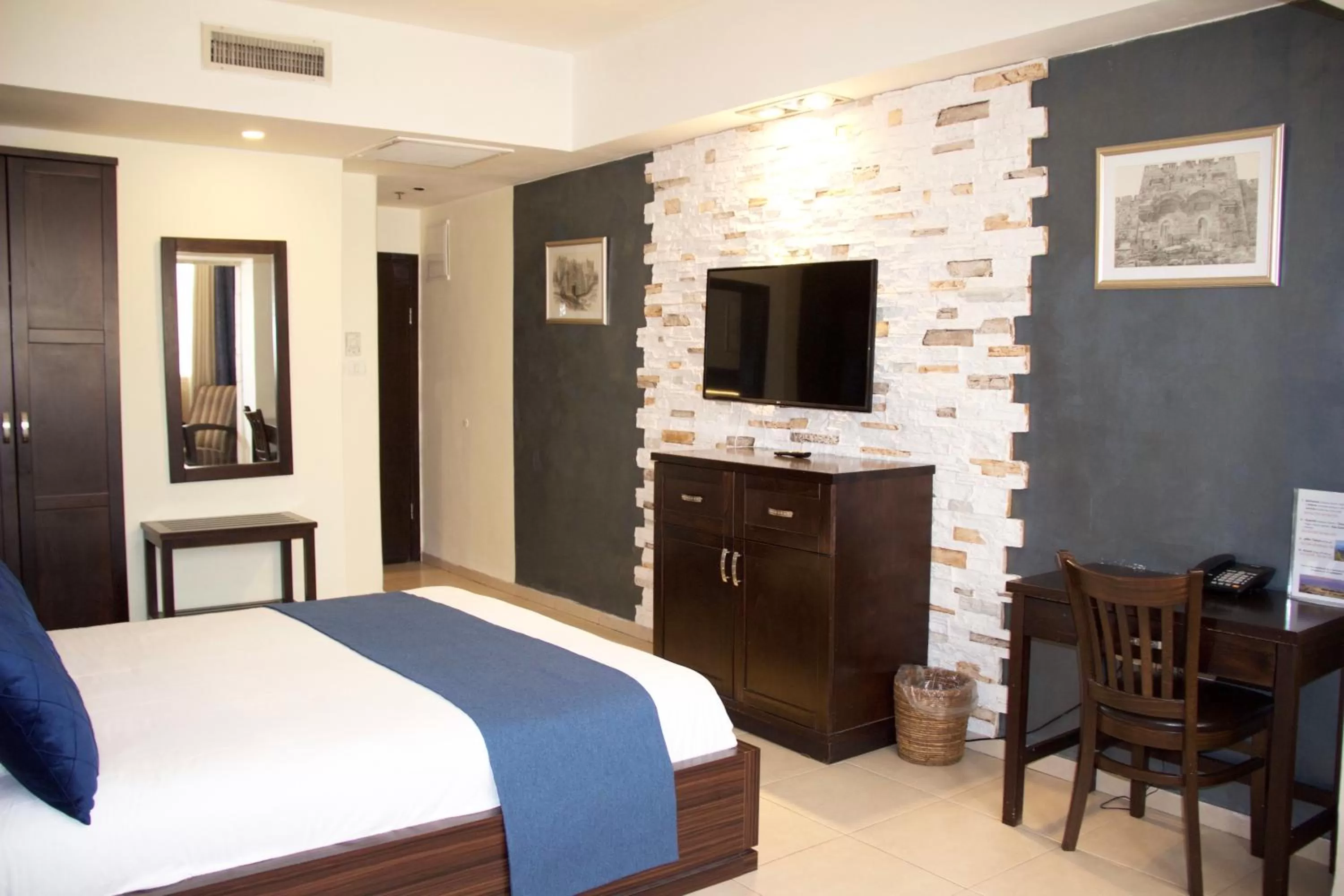 Photo of the whole room, Bed in National Hotel - Jerusalem