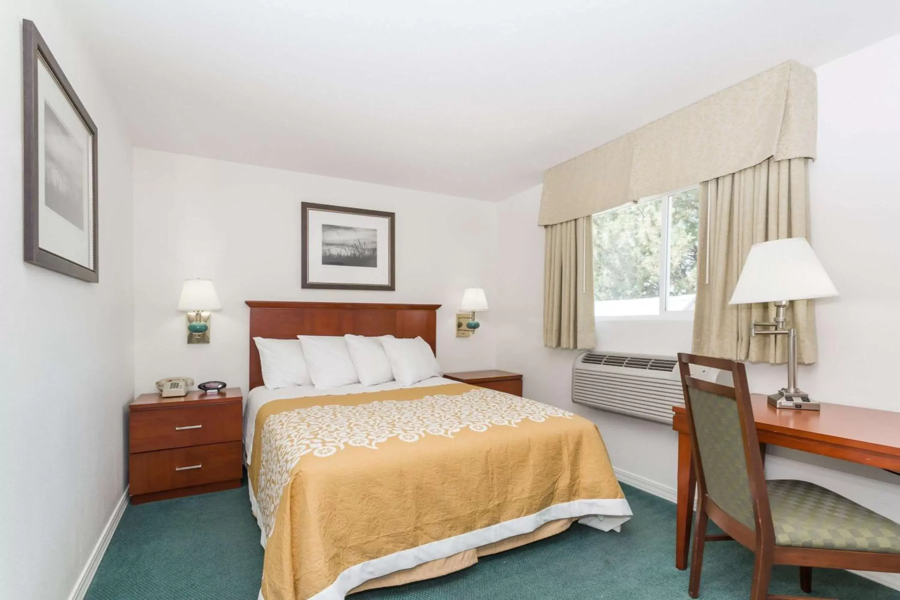 Photo of the whole room, Bed in Days Inn by Wyndham Kimball