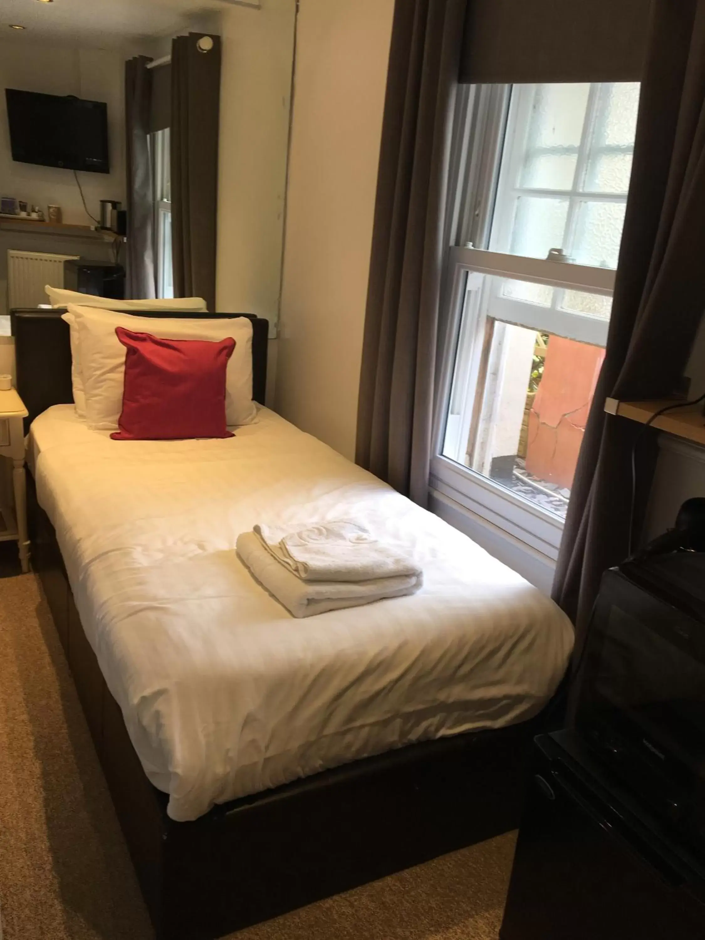 Bedroom, Bed in Kings Hotel