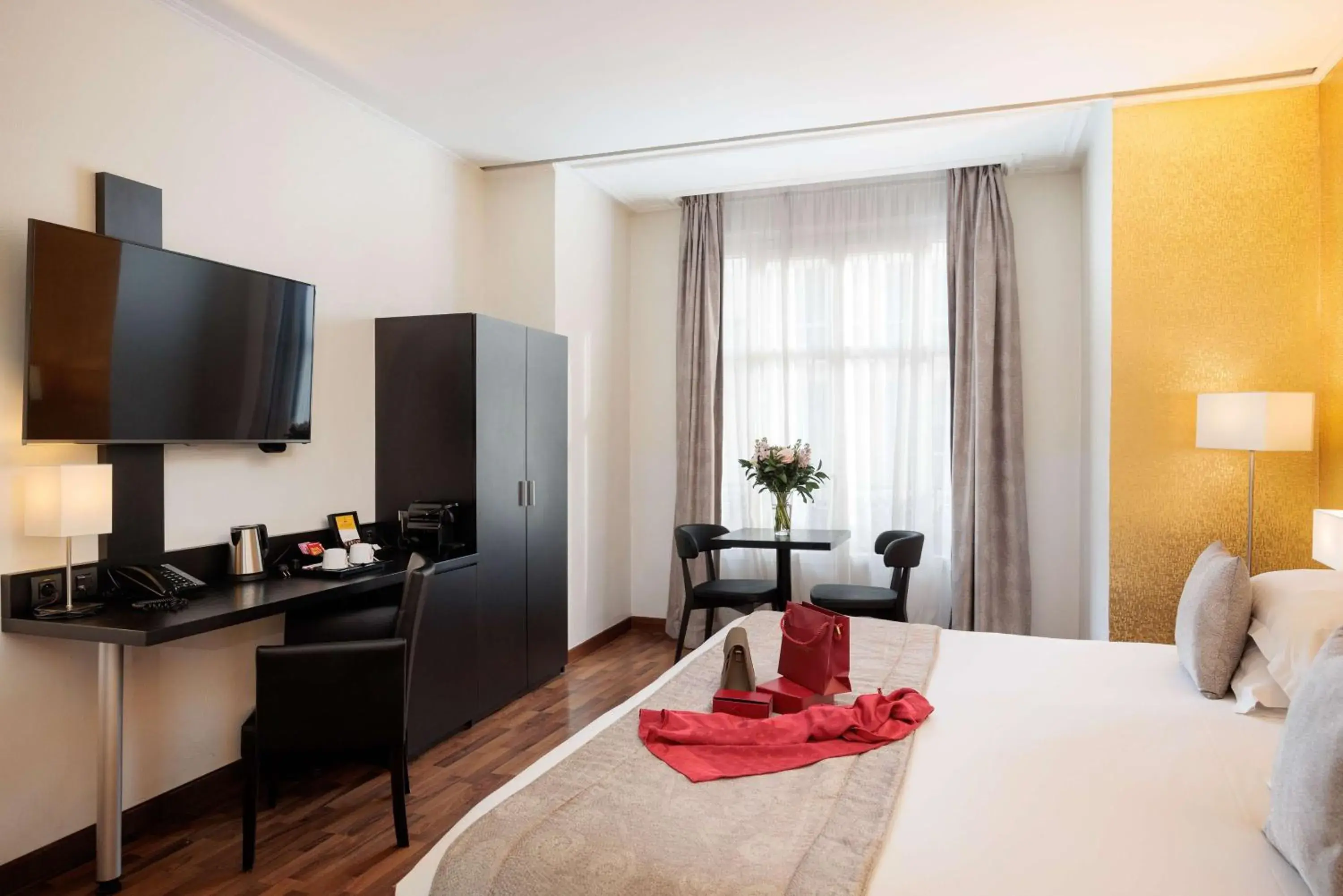 Bedroom, TV/Entertainment Center in Best Western Plus Hôtel Massena Nice