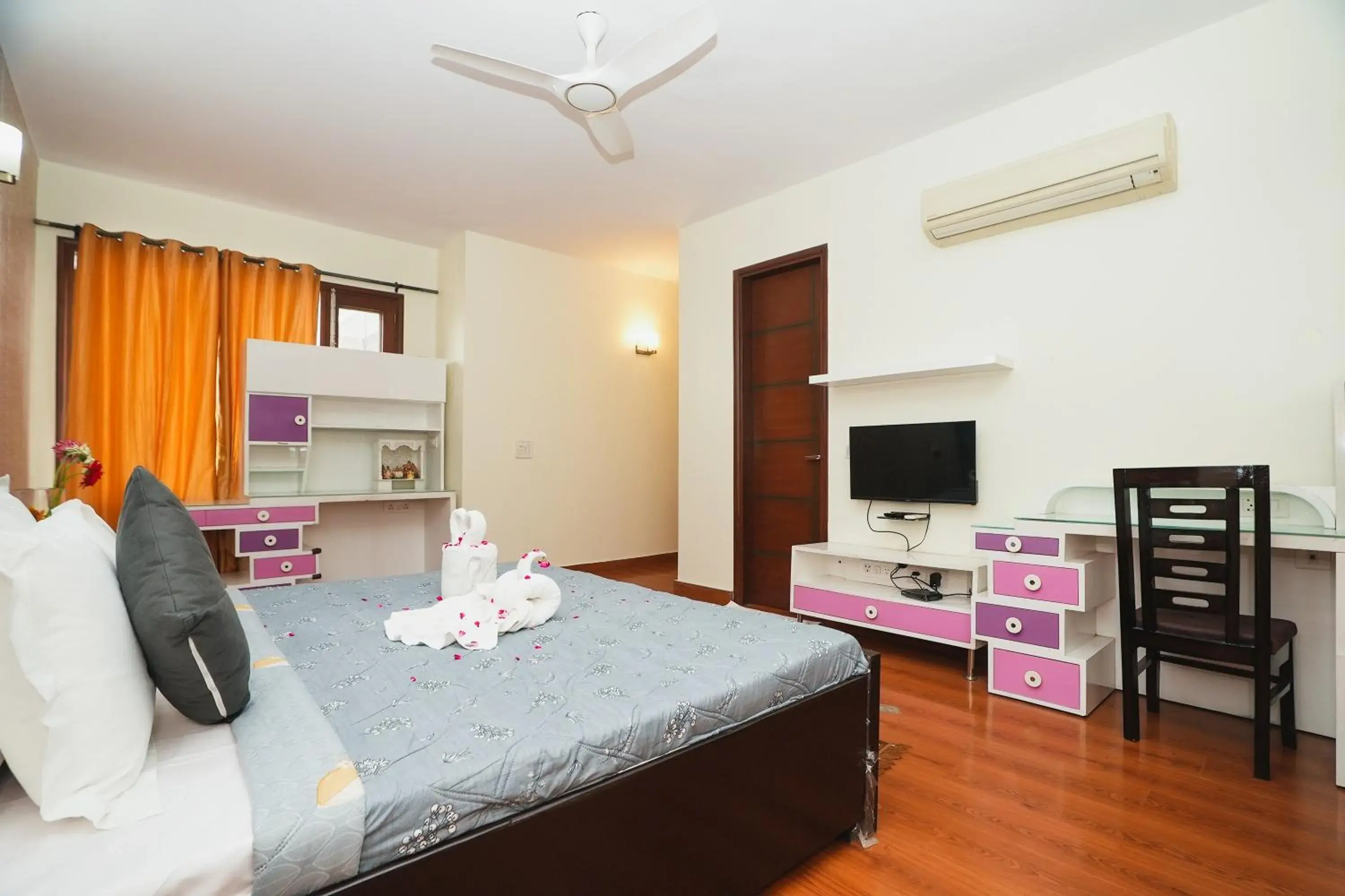 Bed, TV/Entertainment Center in Mintstar Apartment and Suites, Chittaranjan Park