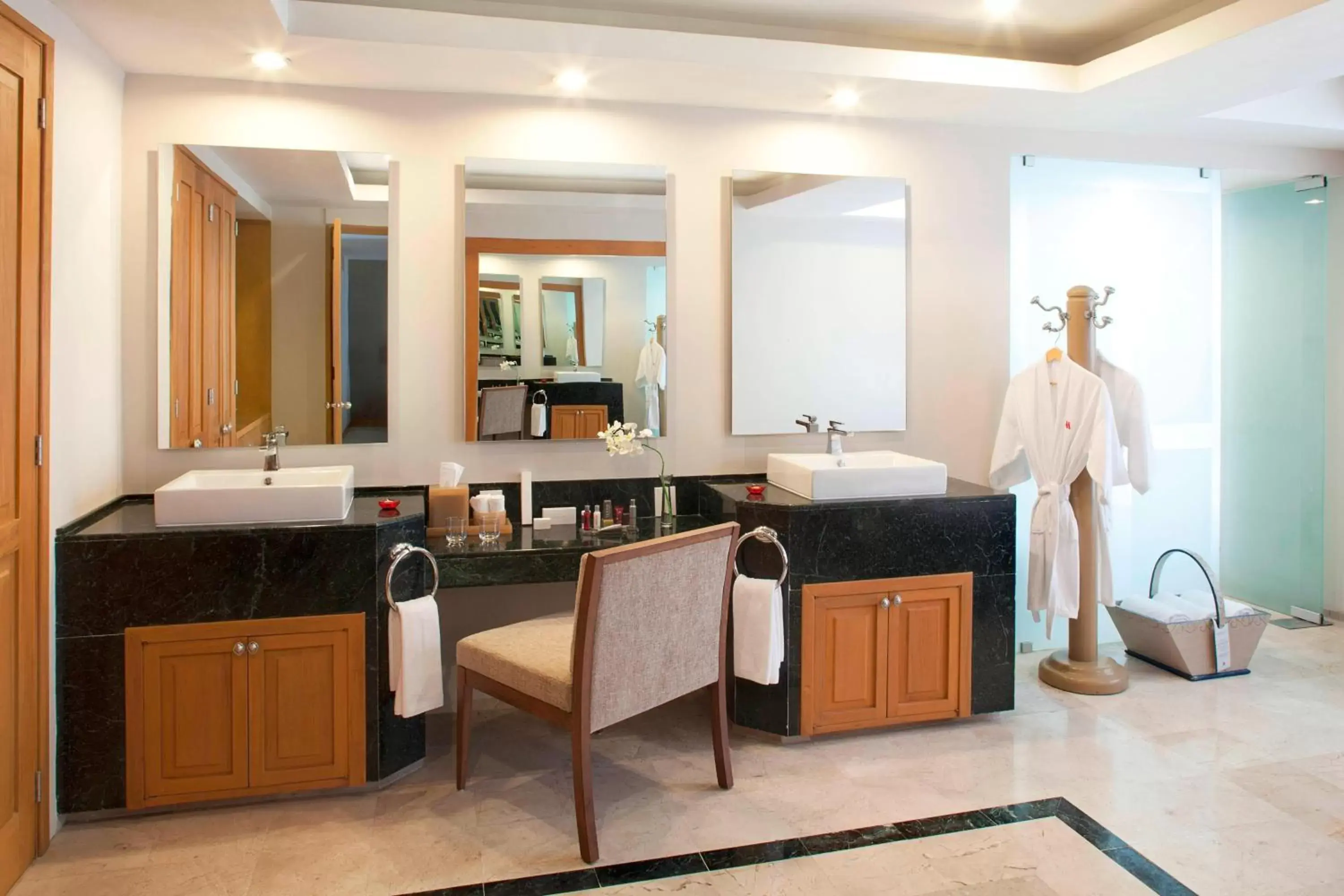 Bathroom, Kitchen/Kitchenette in Marriott Tuxtla Gutierrez Hotel