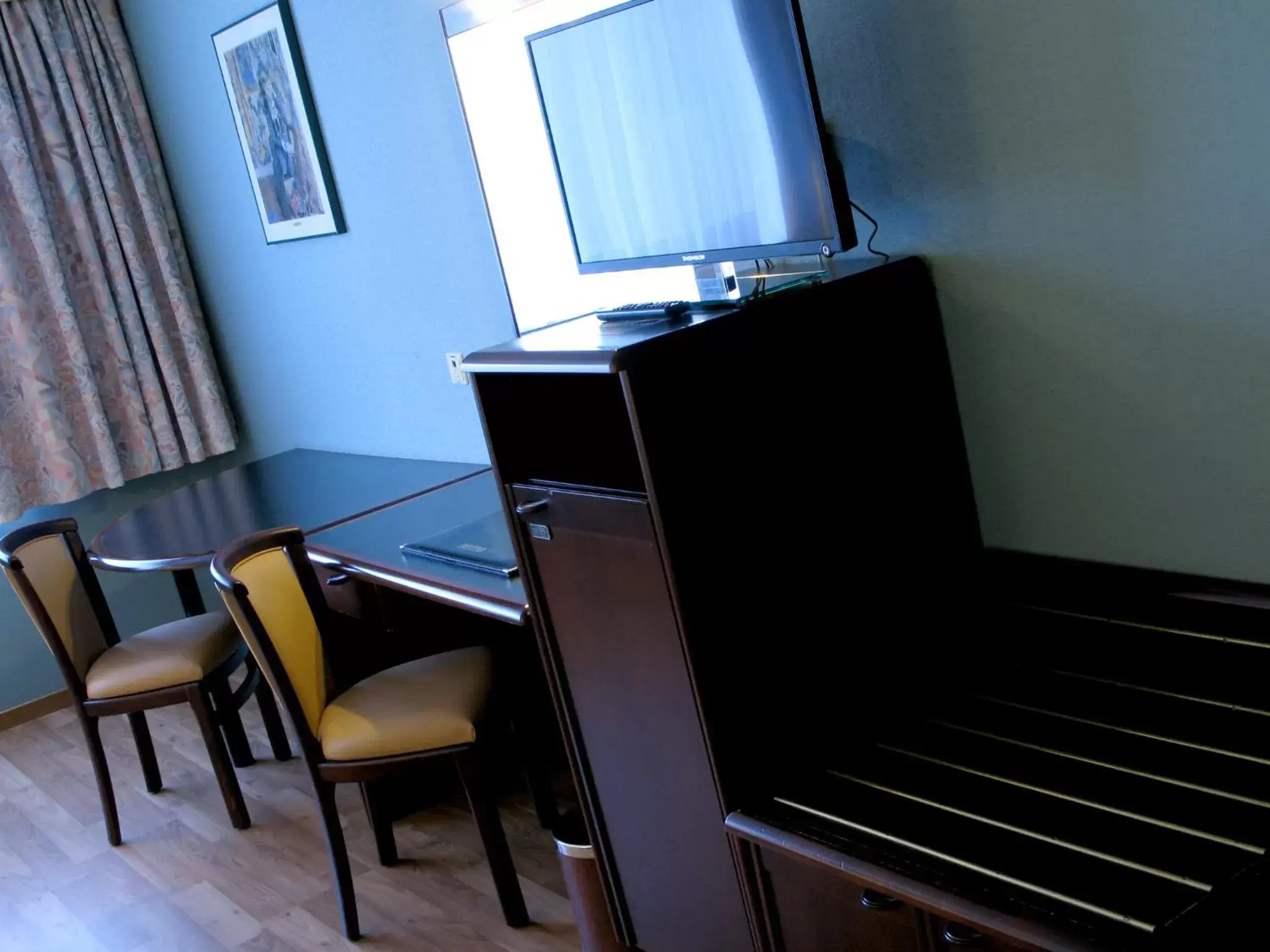 Seating area, TV/Entertainment Center in Bedford Hotel & Congress Centre