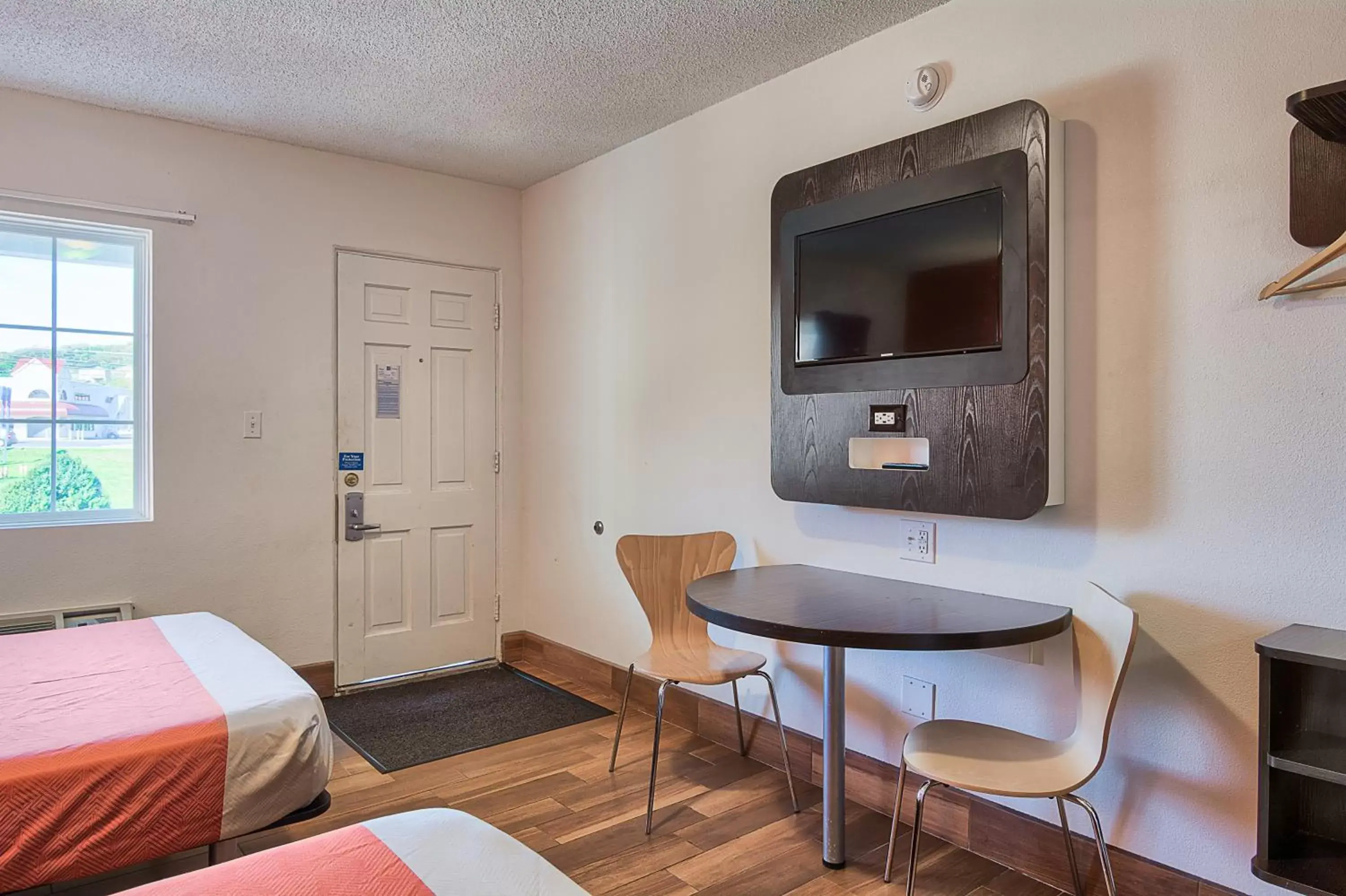 Bedroom, Dining Area in Motel 6-Harrisonburg, VA - South