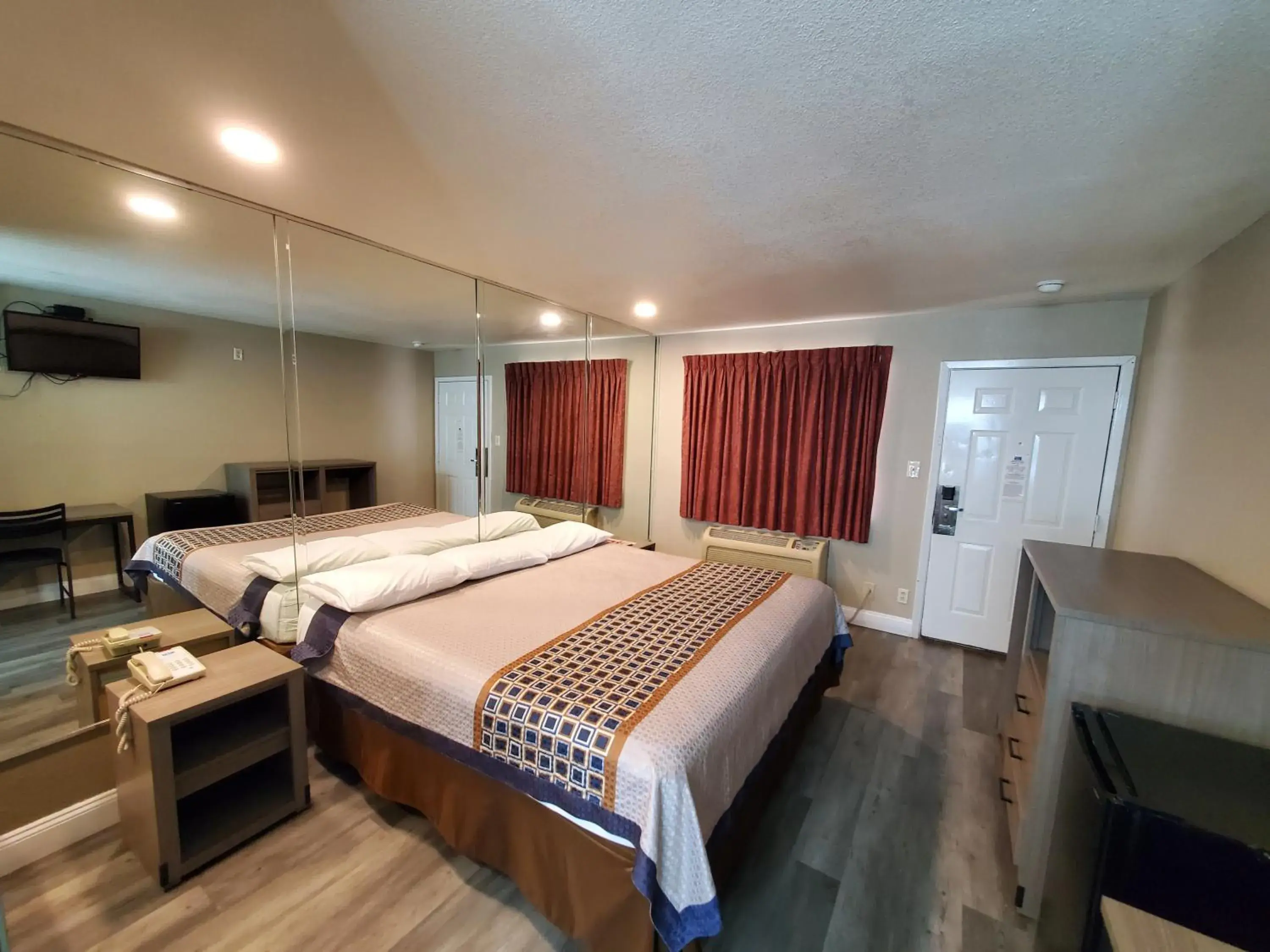 Bedroom, Bed in River Inn Motel