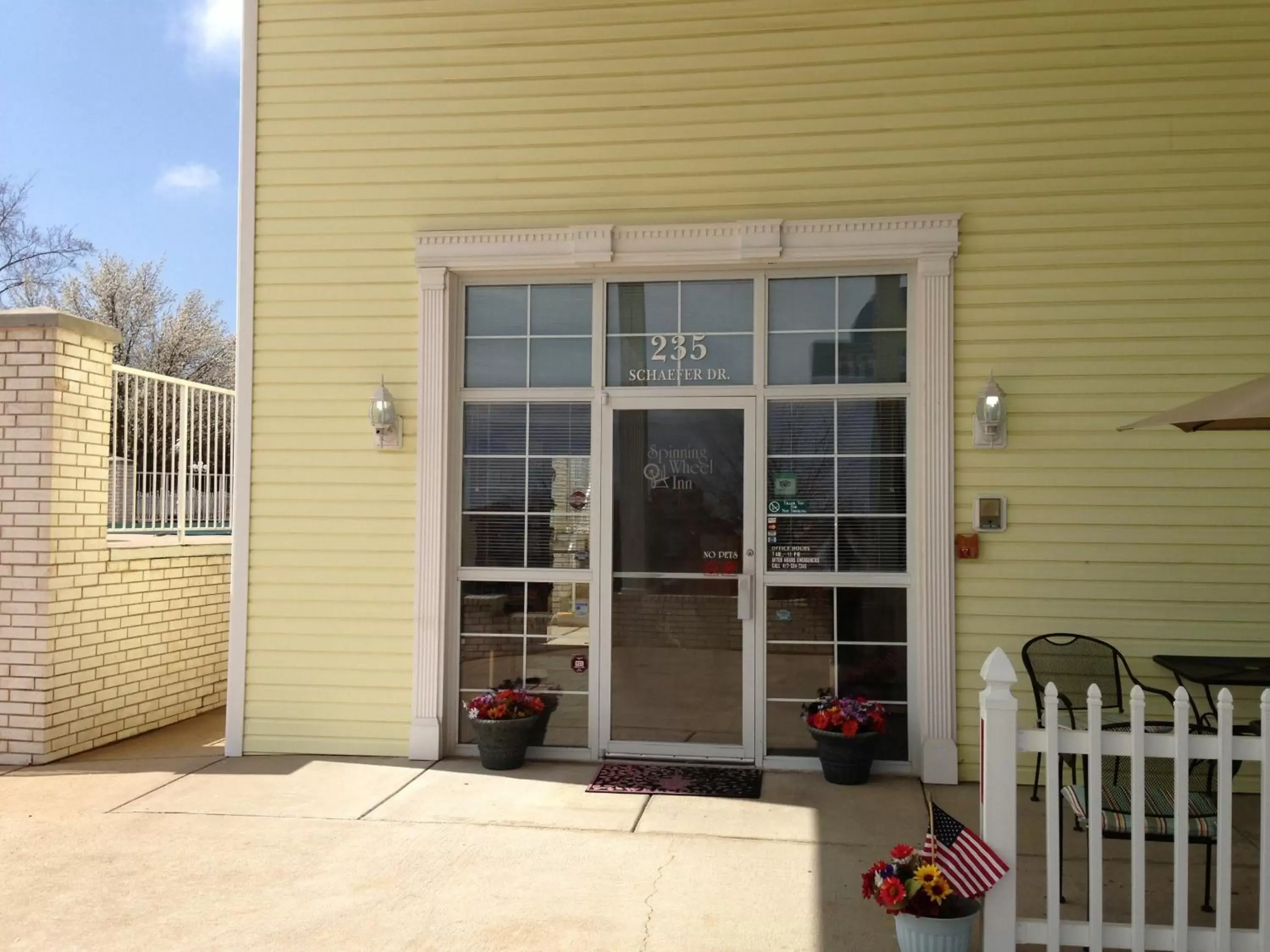 Facade/entrance in Spinning Wheel Inn