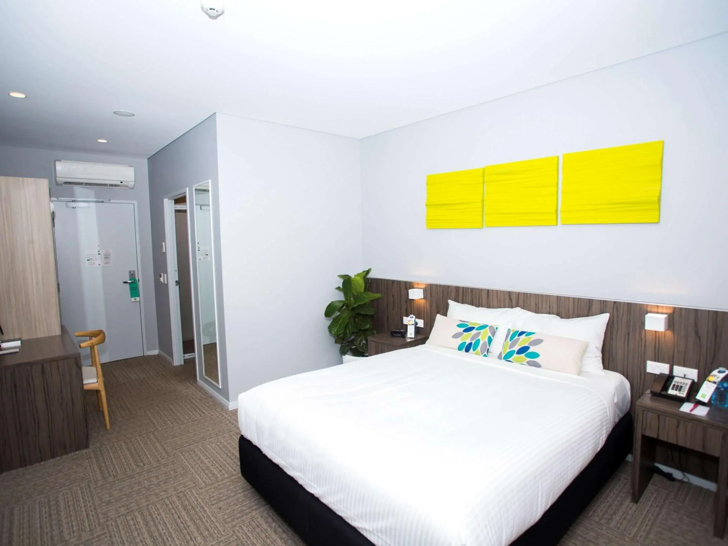 Photo of the whole room, Bed in Ibis Styles The Entrance