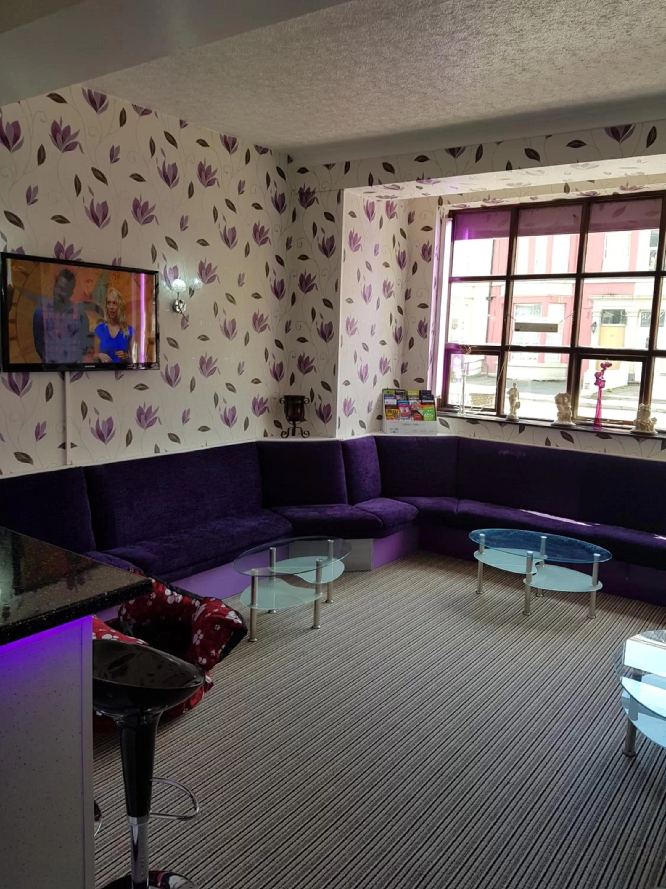 Communal lounge/ TV room in The Trentham Hotel