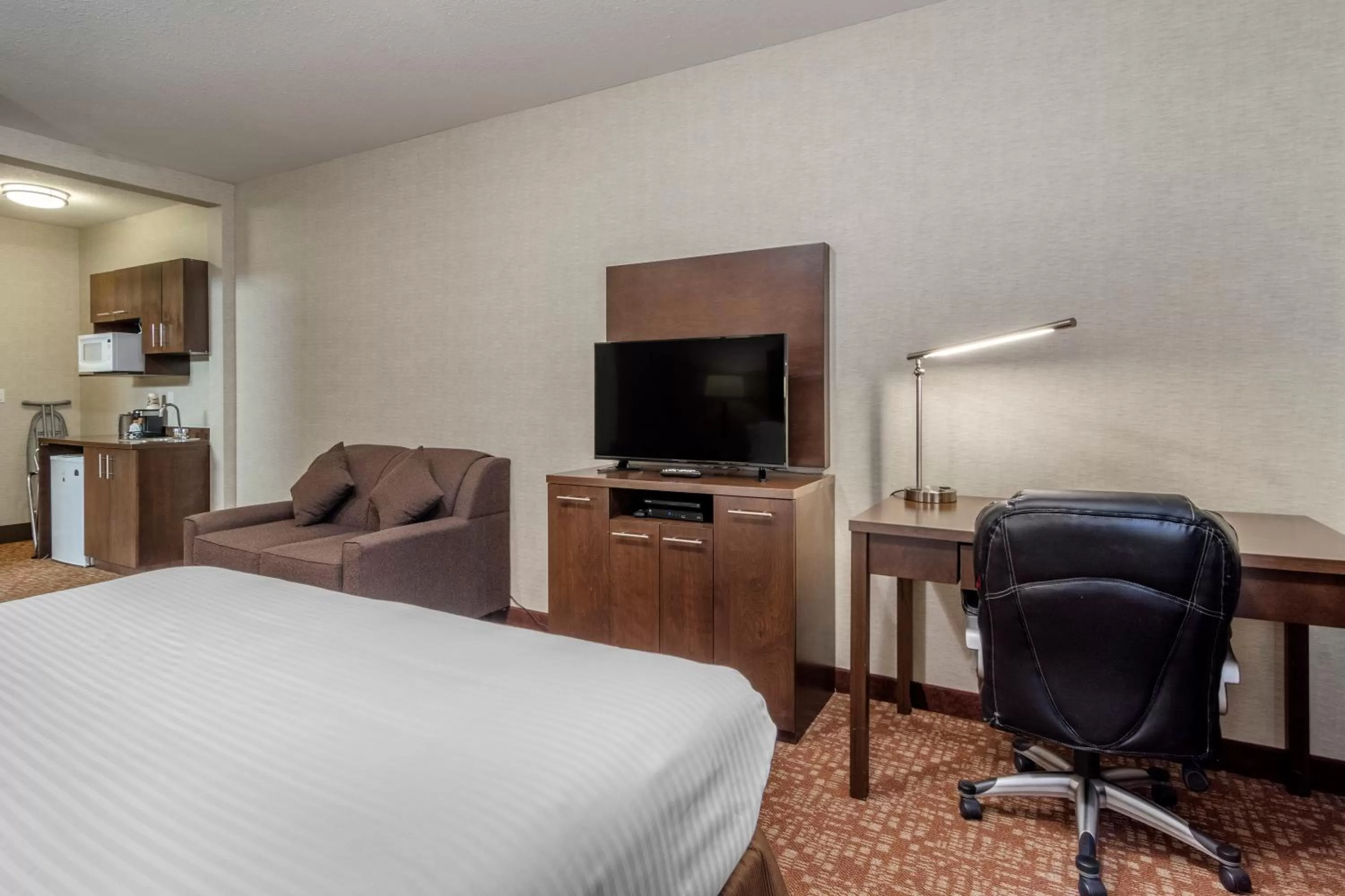 TV and multimedia, Bed in Devonian Hotel and Suites