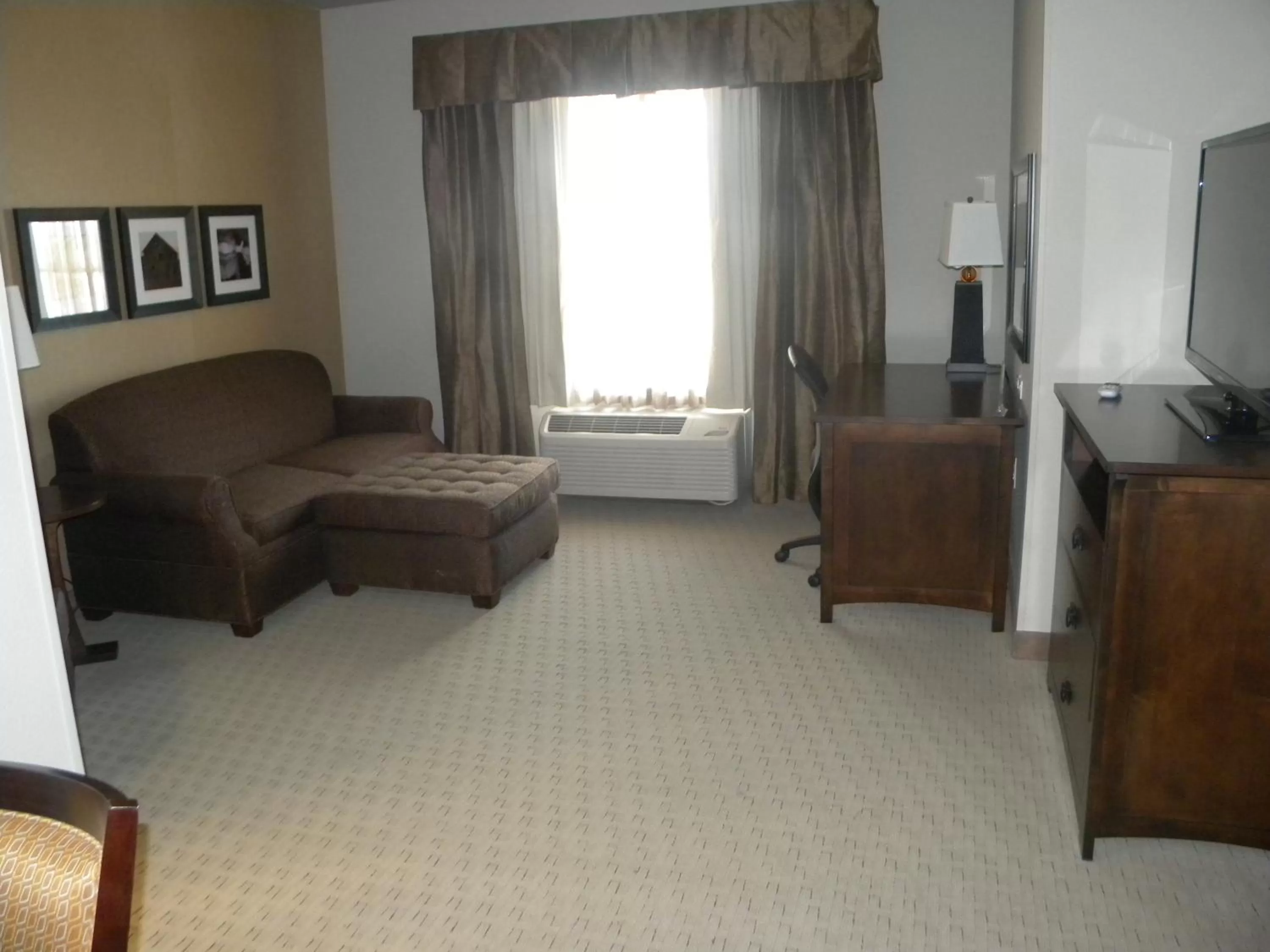TV and multimedia in Teddy's Residential Suites Watford City