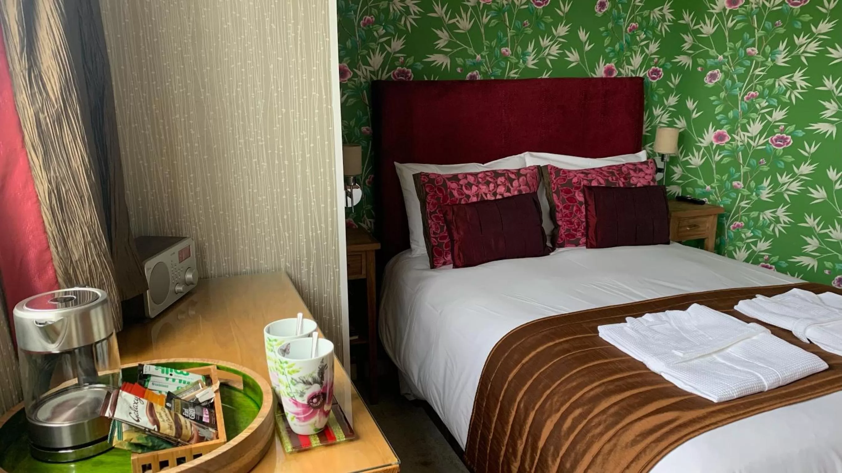 Bed in Ramsey House - Luxury Licensed B&B - Parking and Guest Lounge