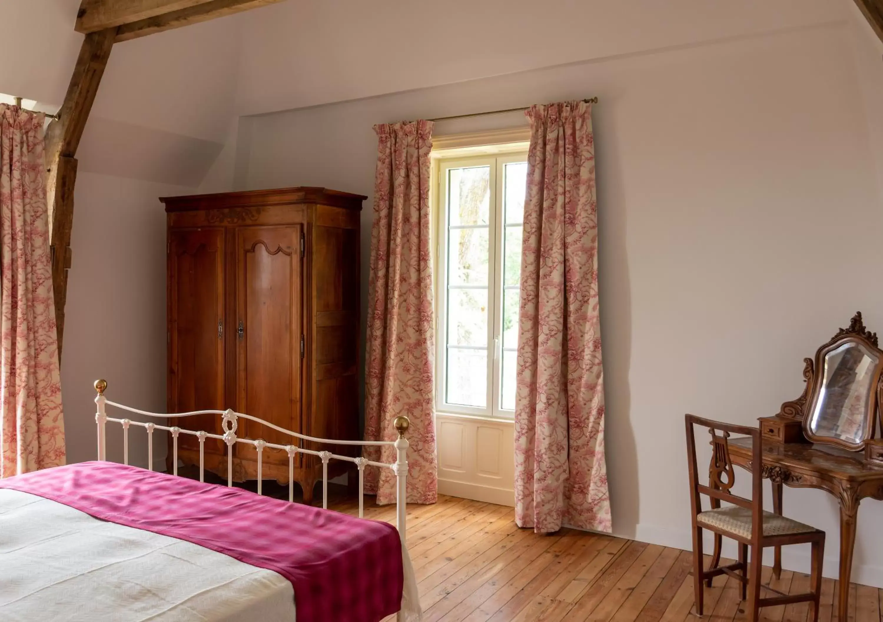 Photo of the whole room in Chambres d'hôtes Château de Saint Etienne du Bois