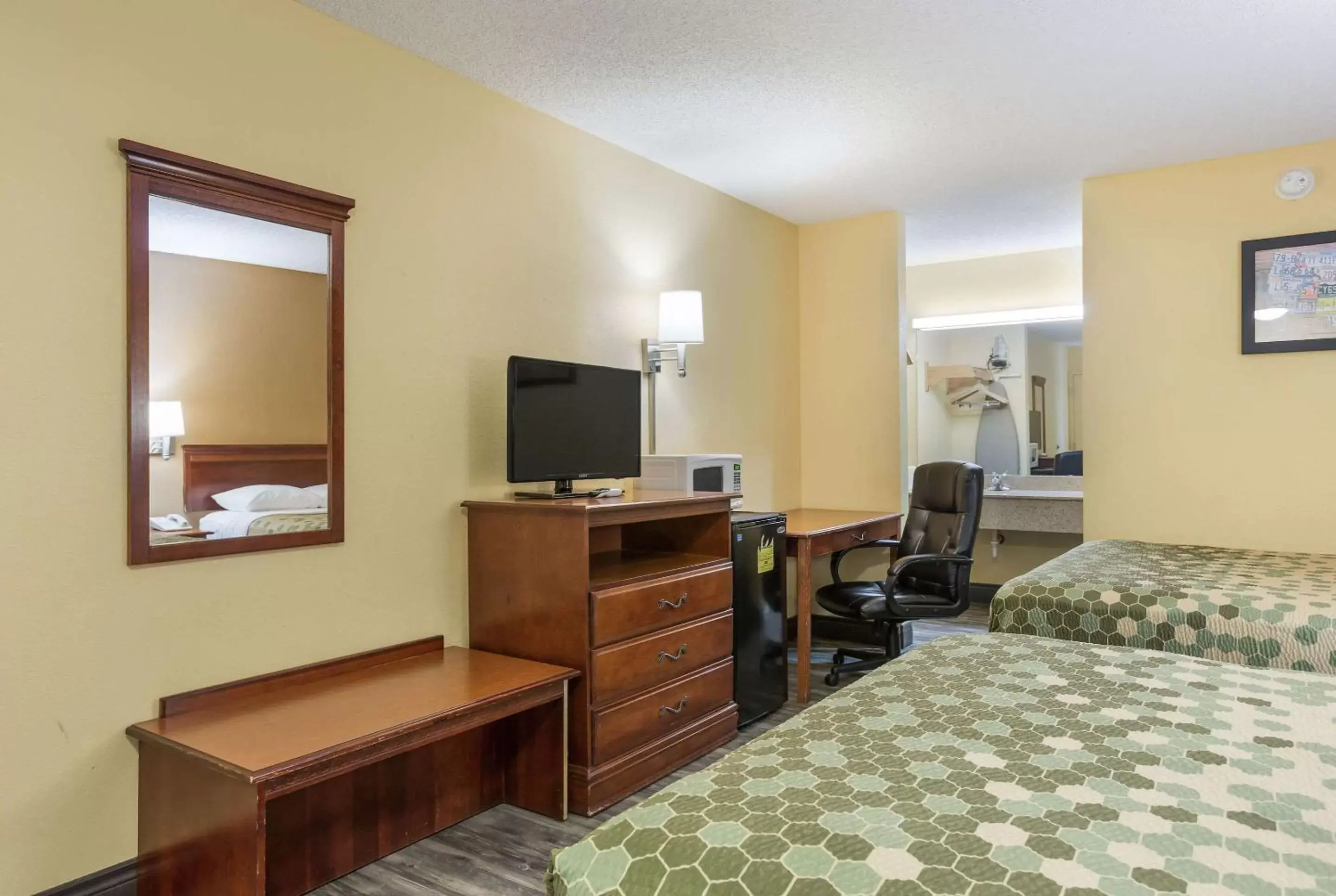 Photo of the whole room, TV/Entertainment Center in Econo Lodge Saint Robert