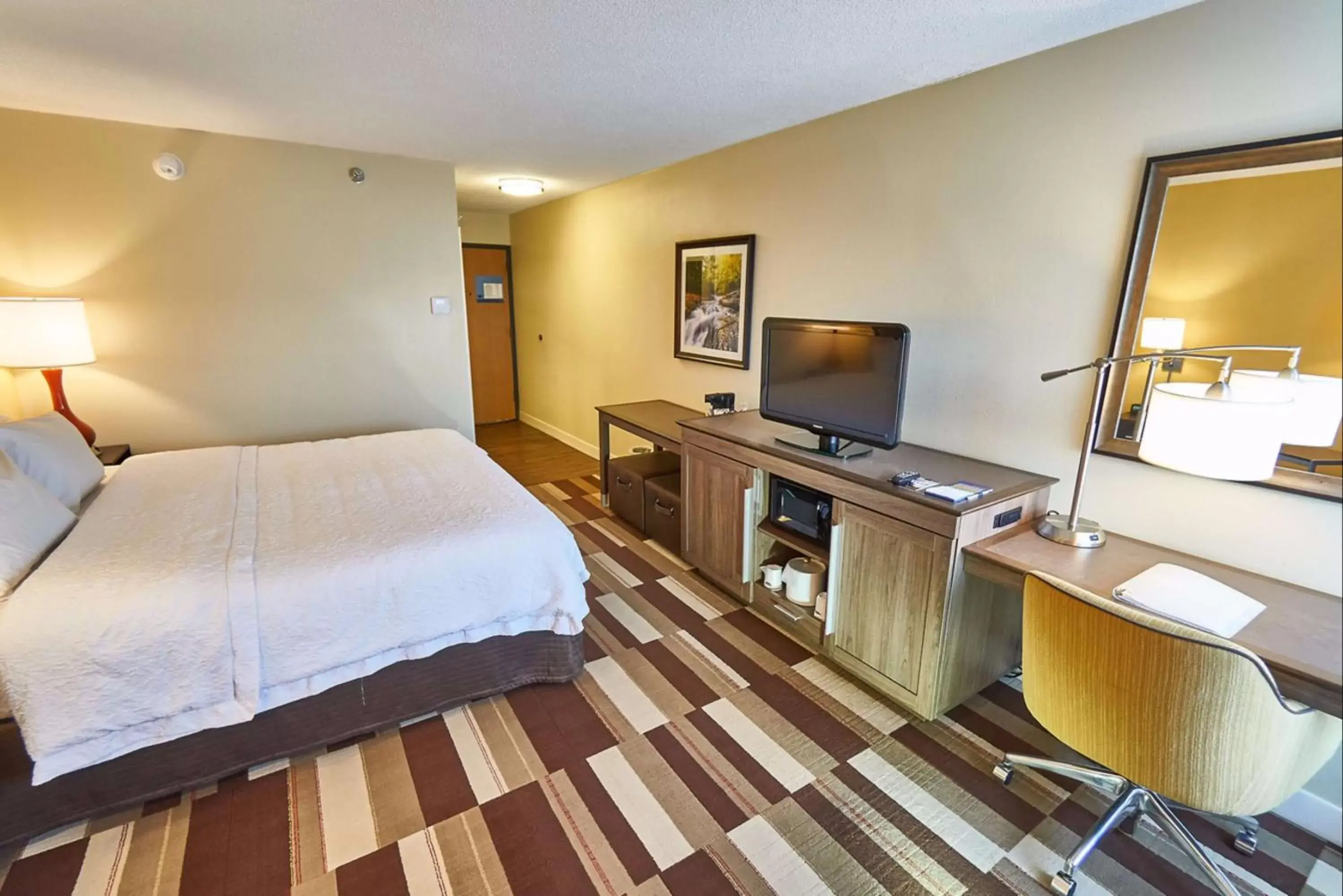 Bedroom, TV/Entertainment Center in Hampton Inn Uniontown