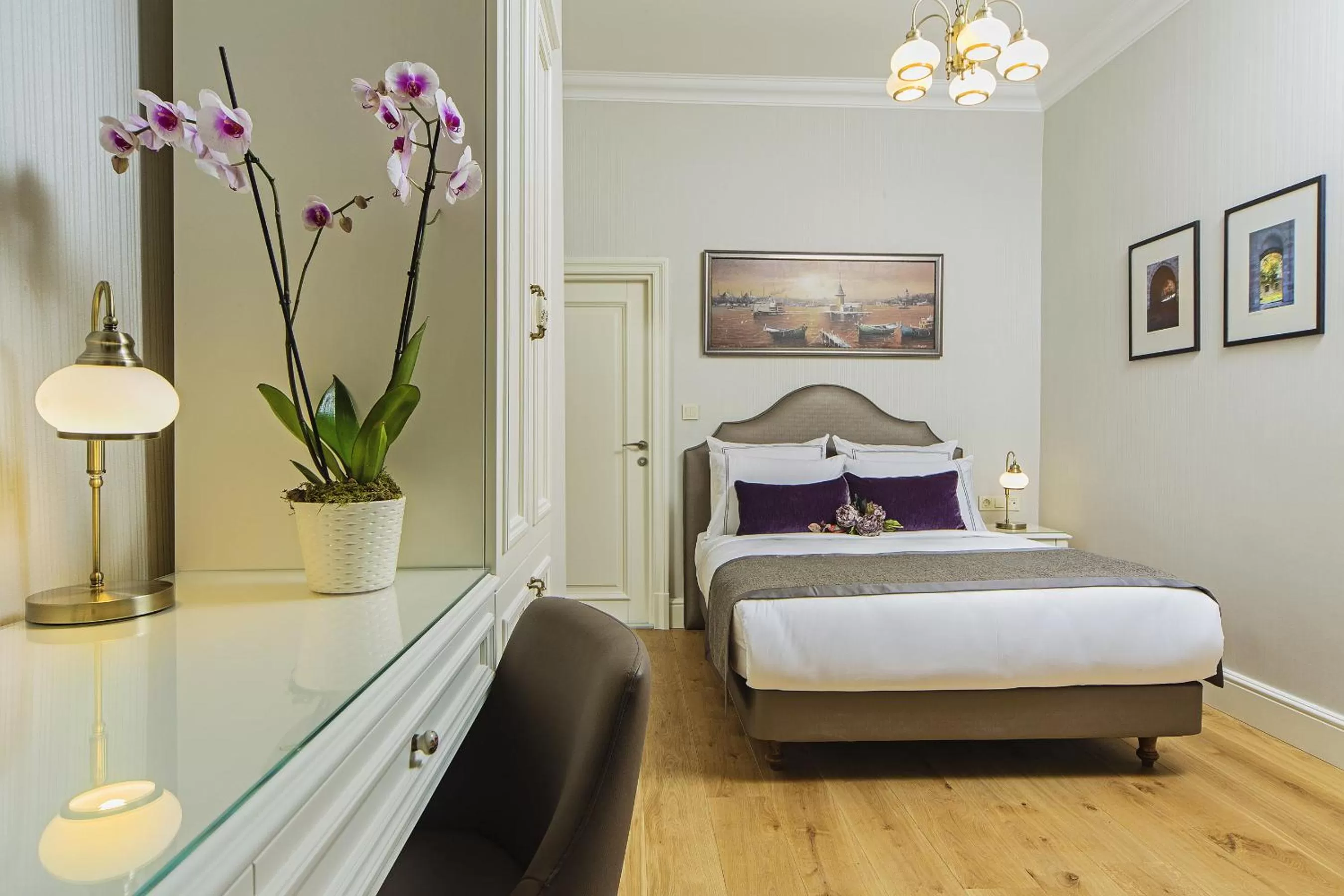 Photo of the whole room, Bed in Meroddi Galata Mansion