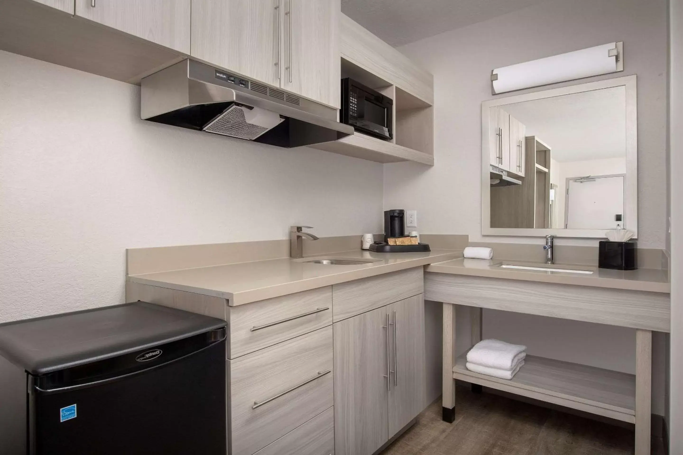 Bathroom, Kitchen/Kitchenette in Quality Inn Atlantic Beach-Mayo Clinic Jax Area