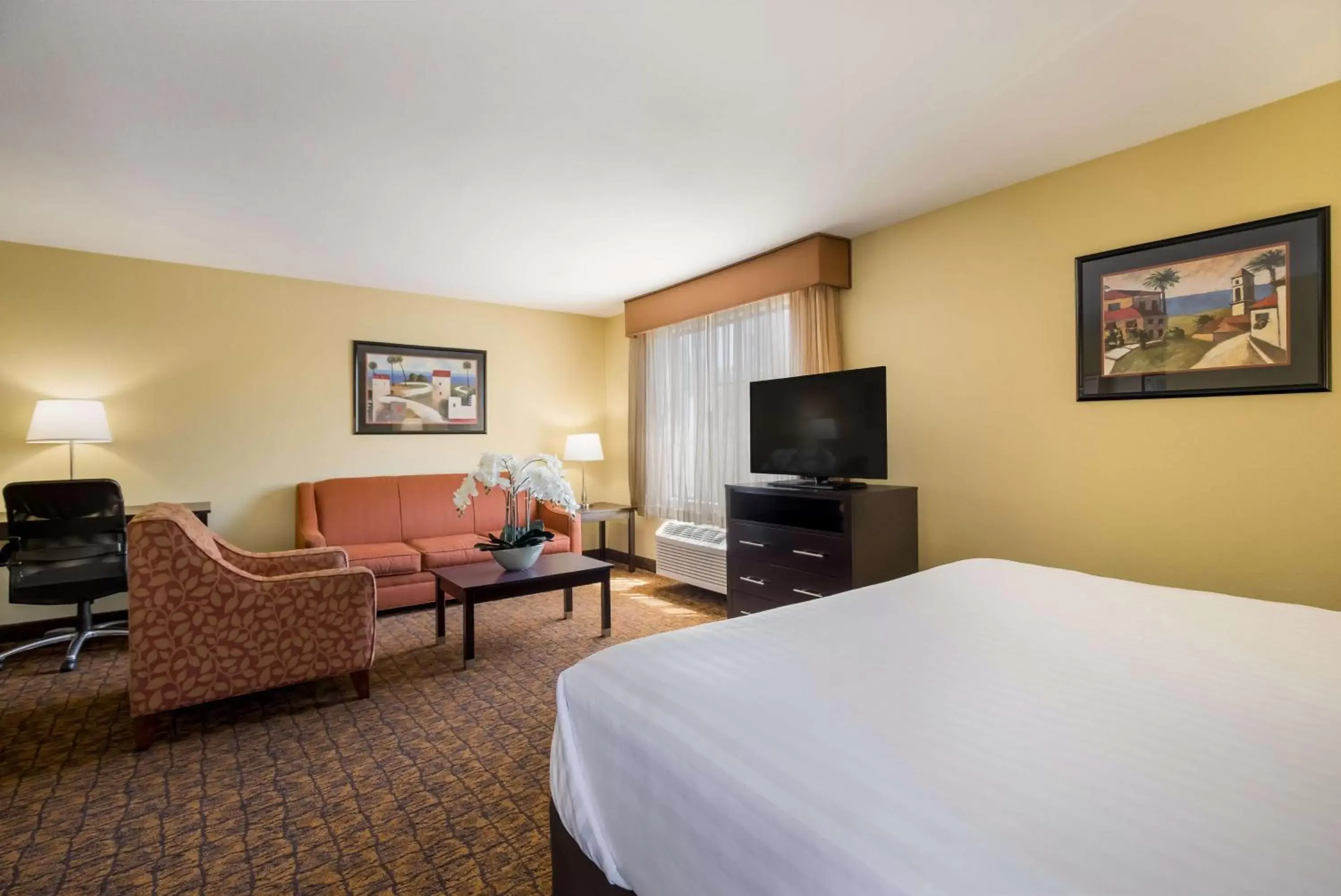 Bedroom, TV/Entertainment Center in Best Western Escondido Hotel