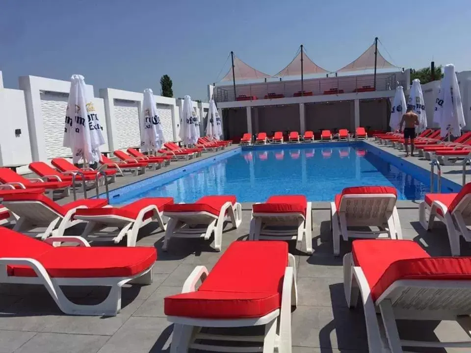 Swimming Pool in Maxim Pasha Hotel