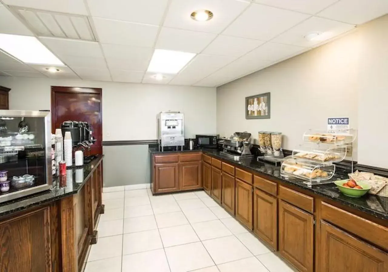 Communal kitchen, Restaurant/Places to Eat in Savannah House Hotel