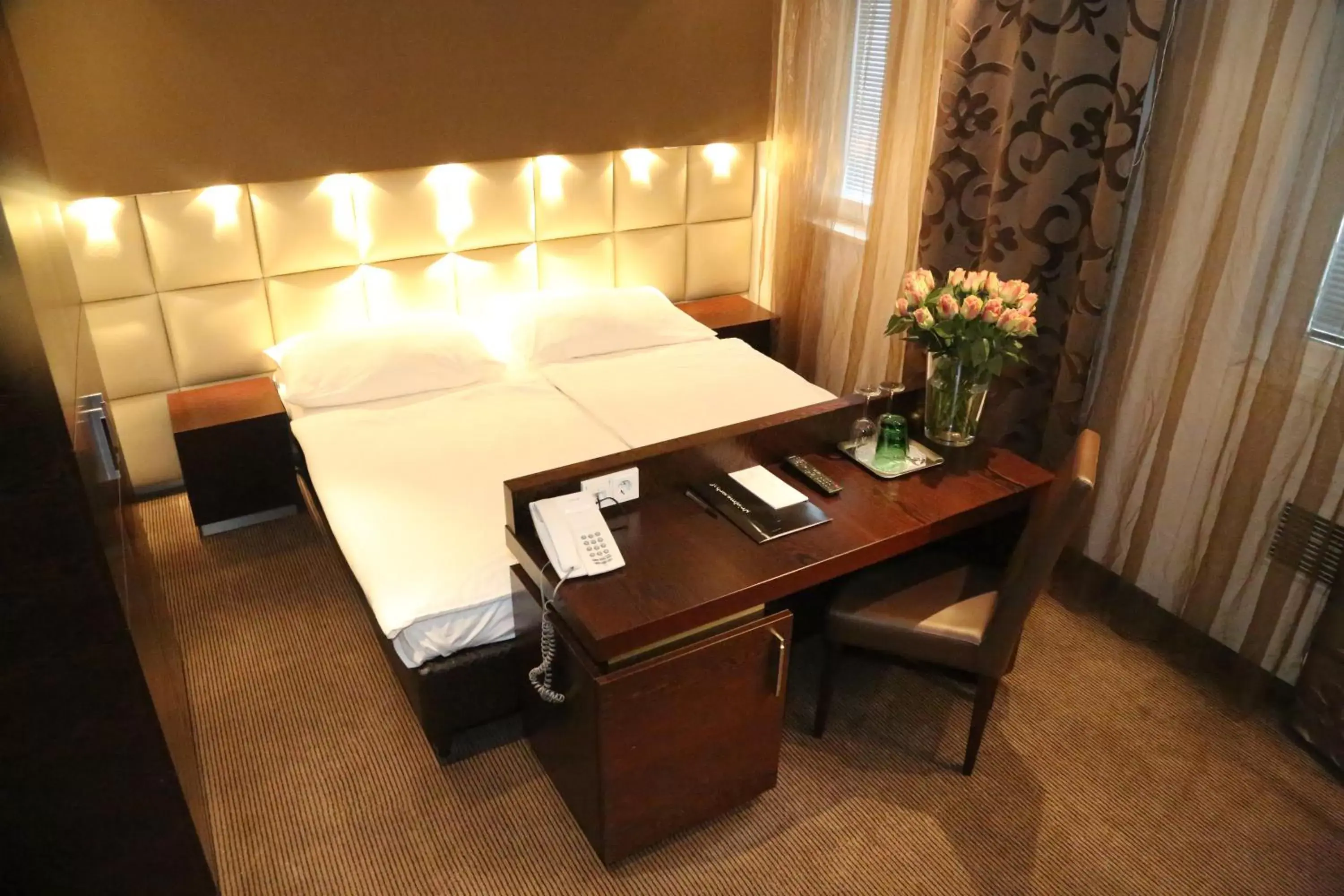 Bed, Seating Area in Prielmayerhof HOTEL