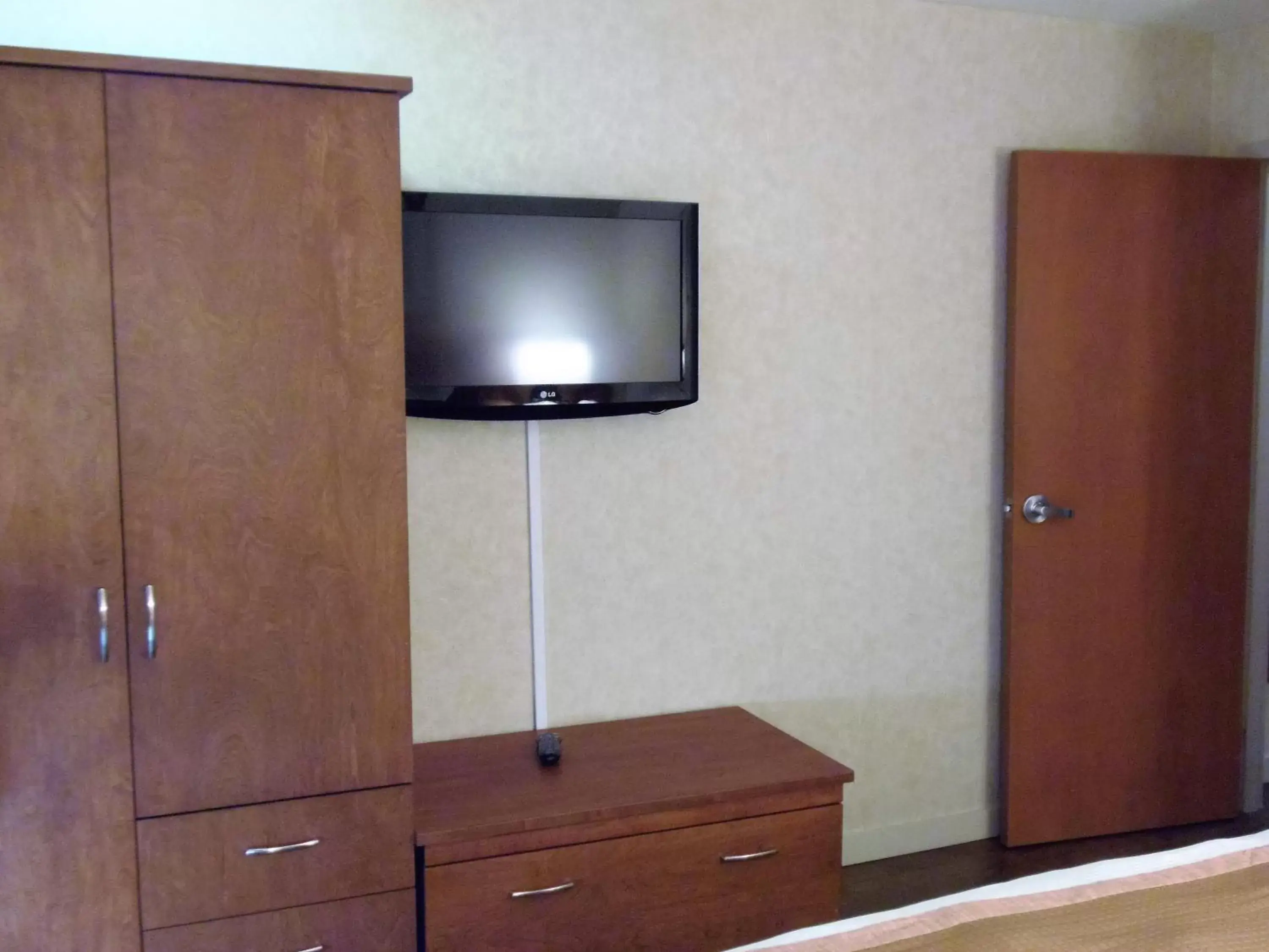 Bedroom, TV/Entertainment Center in Rosslyn Inn & Suites