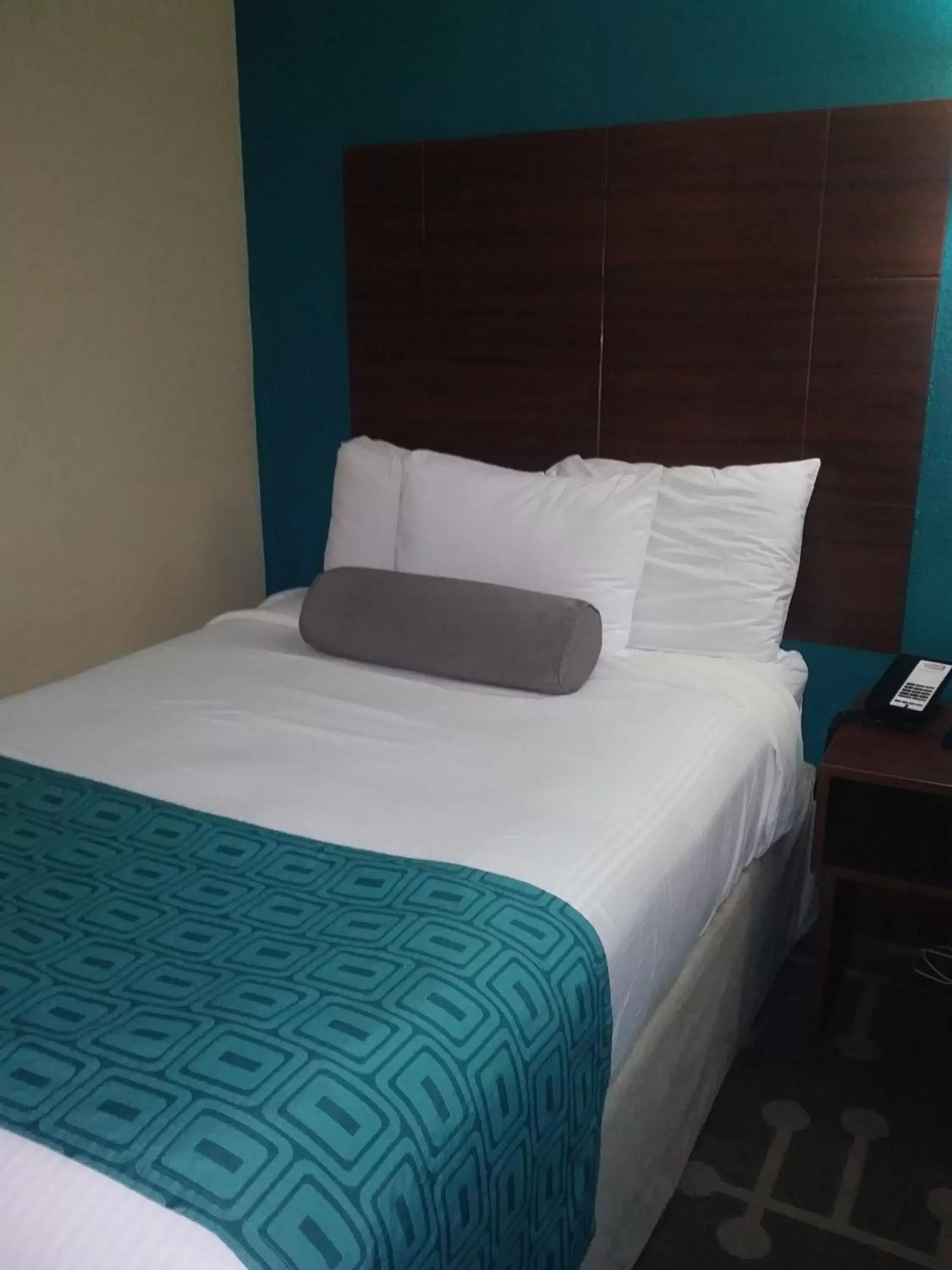 Bed in Howard Johnson by Wyndham Athens