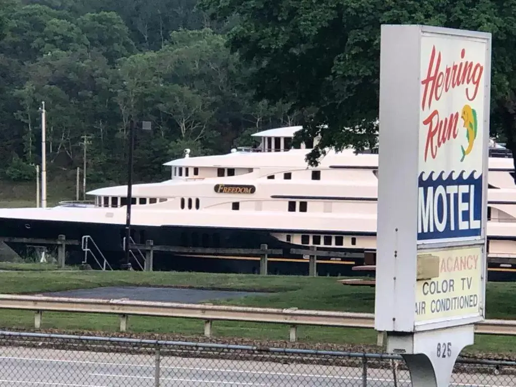 Property Building in Herring Run Motel and Tiny Cabins