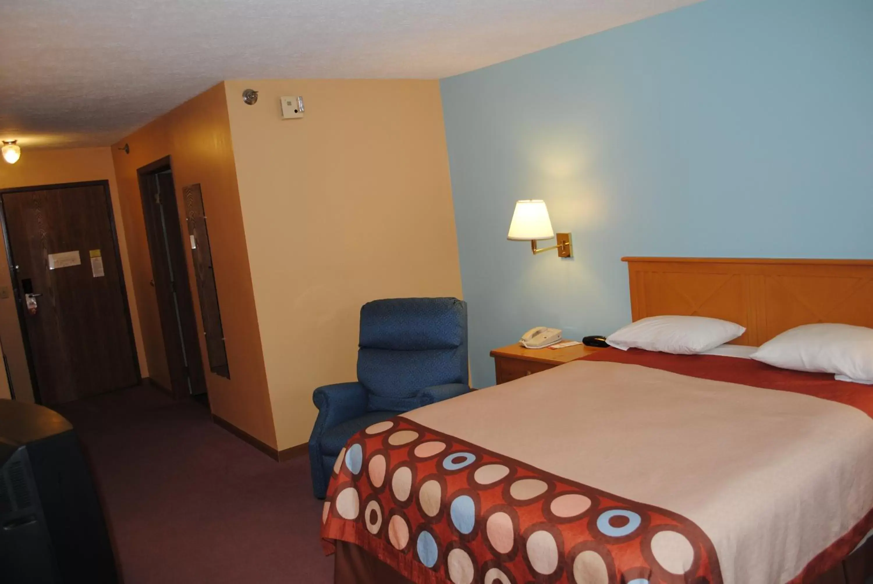 Bedroom, Bed in Super 8 by Wyndham Shipshewana