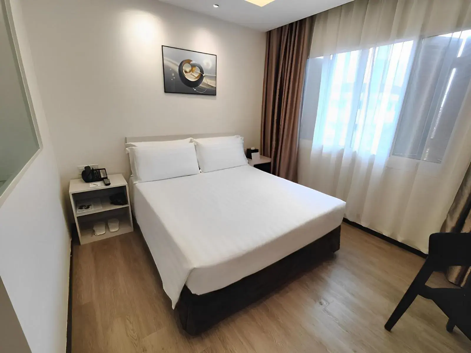 Photo of the whole room, Bed in Link Hotel Singapore