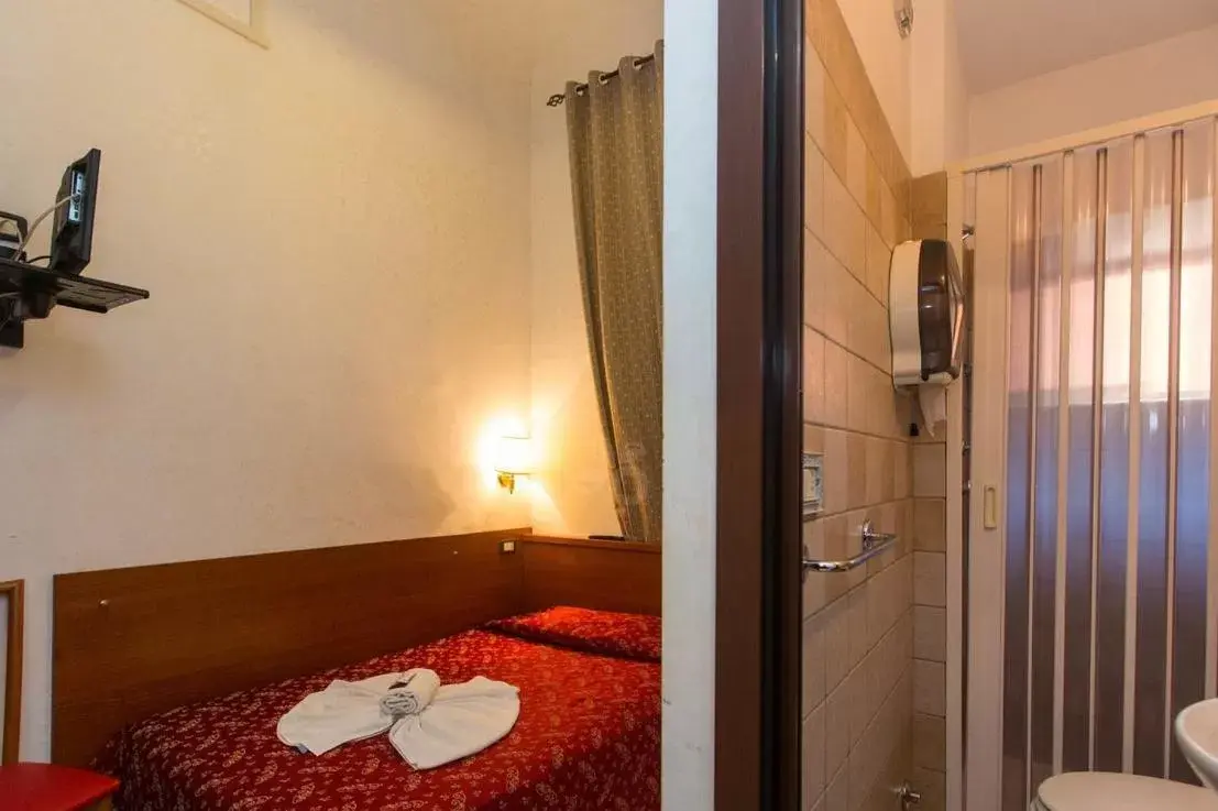 Bed, Bathroom in Hotel Il Papavero