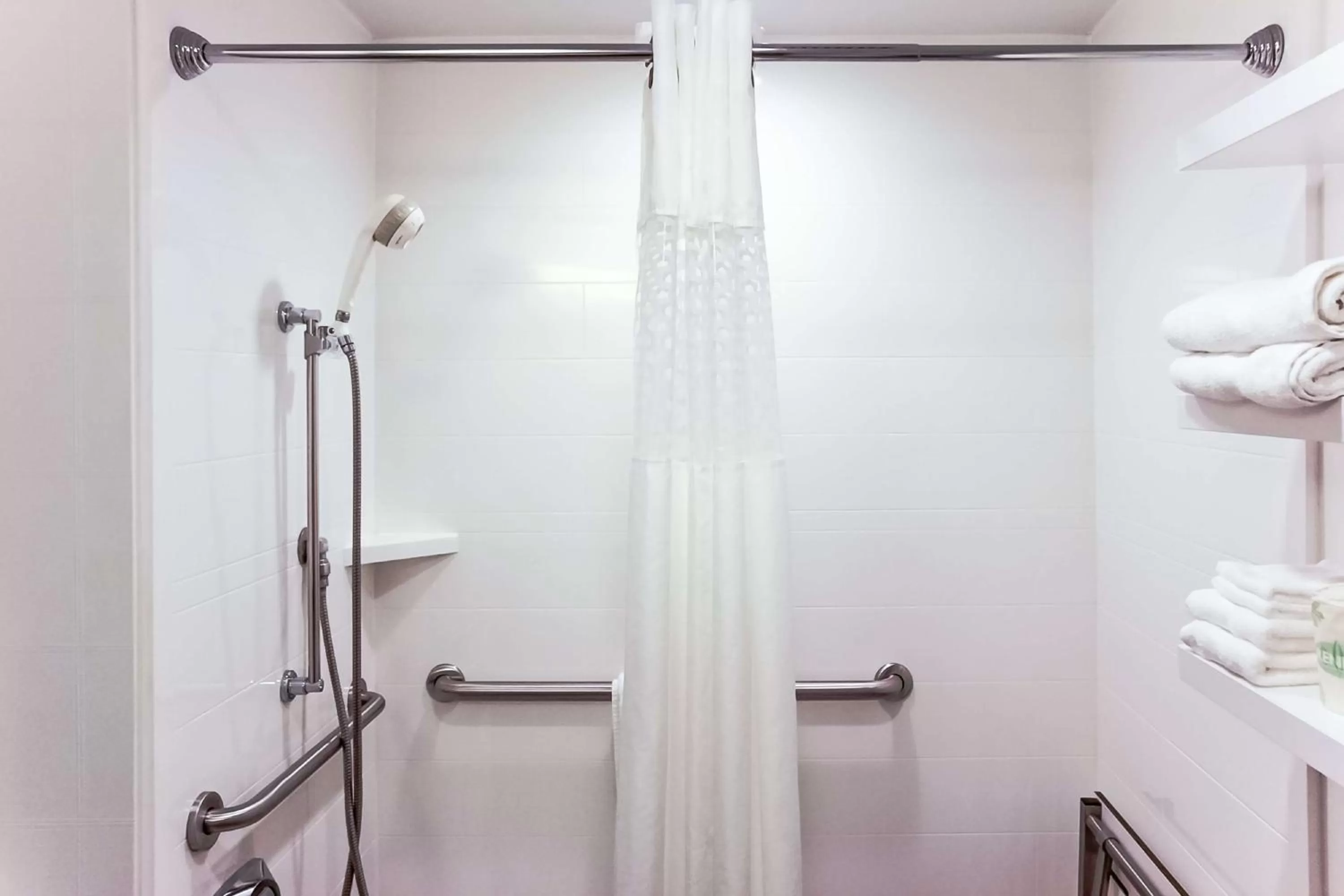 Bathroom in Hampton Inn Rochester