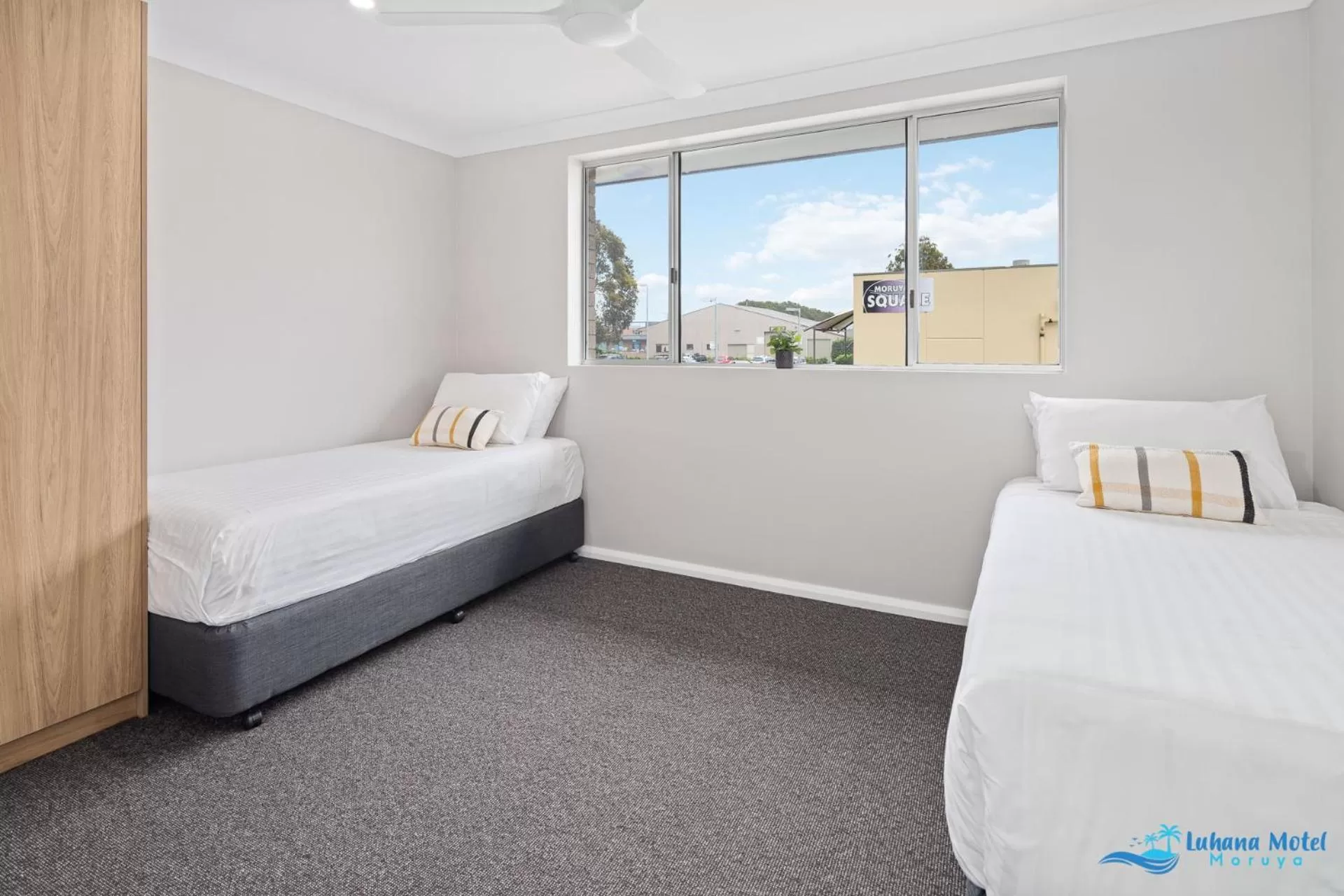 Bedroom, Bed in Hive Hotel, Moruya