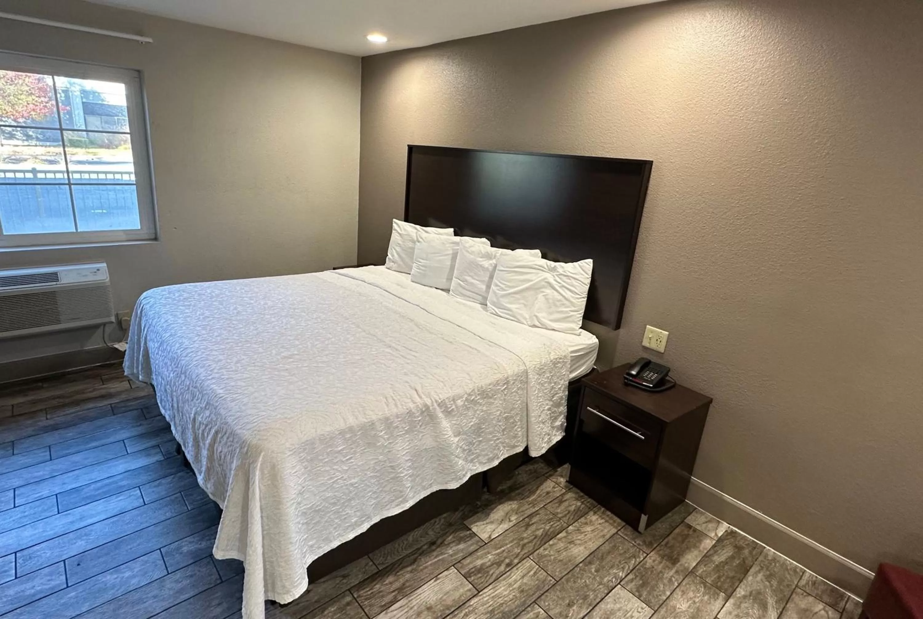 Photo of the whole room, Bed in Red Roof Inn Hayward