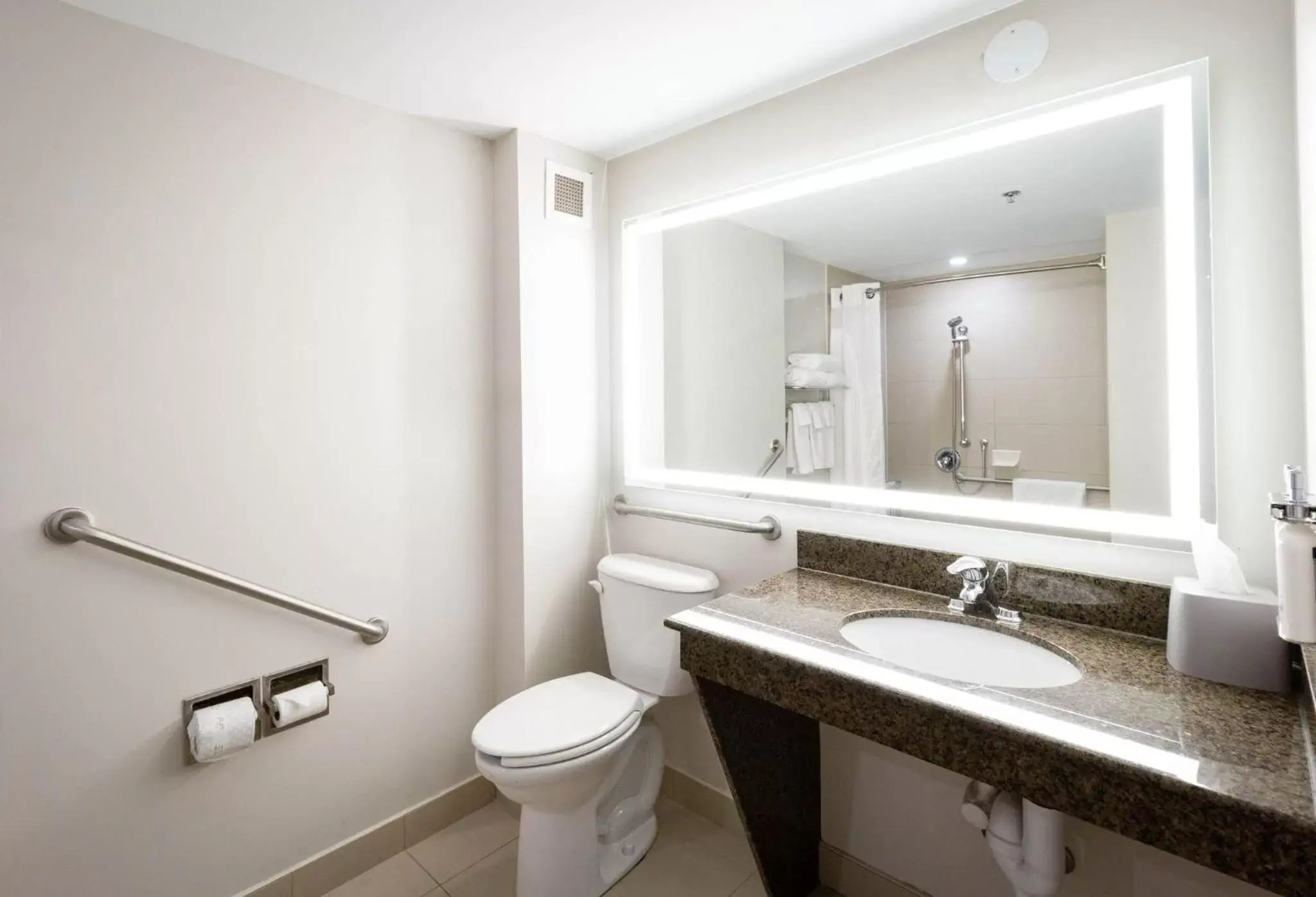 Bedroom, Bathroom in Holiday Inn Express Kingston Central, an IHG Hotel