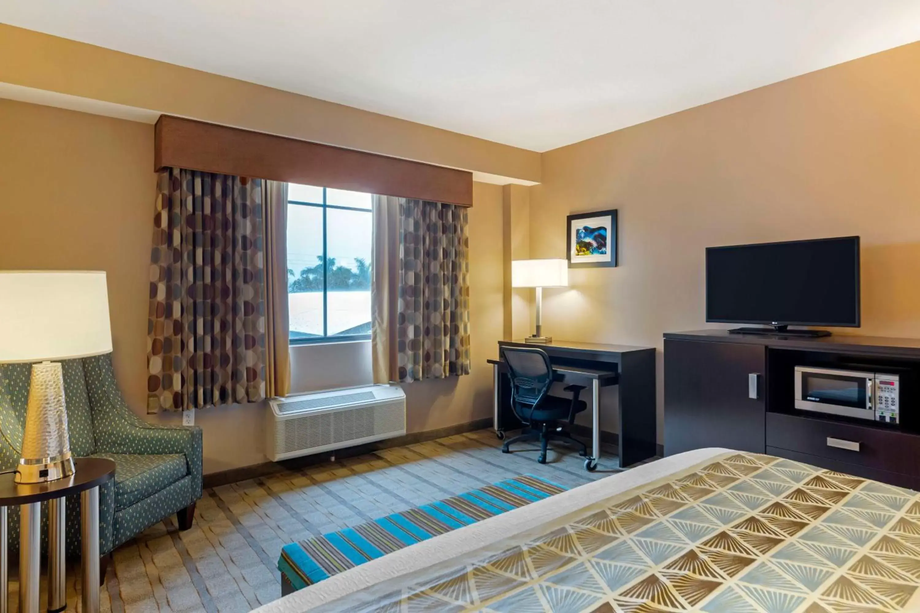 Bedroom, TV/Entertainment Center in Best Western Plus Miami Executive Airport Hotel and Suites