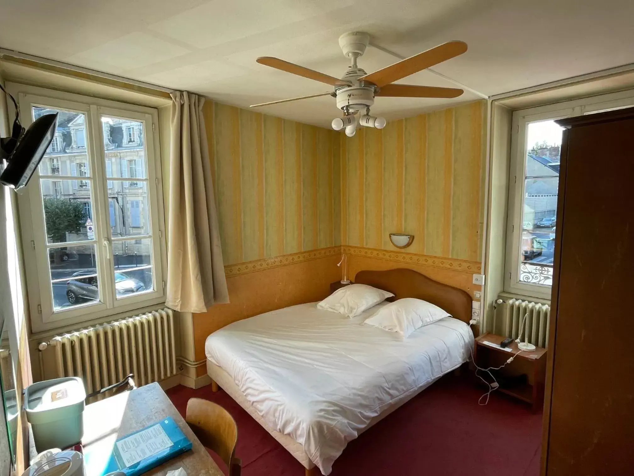 Photo of the whole room, Bed in Hôtel de Verdun
