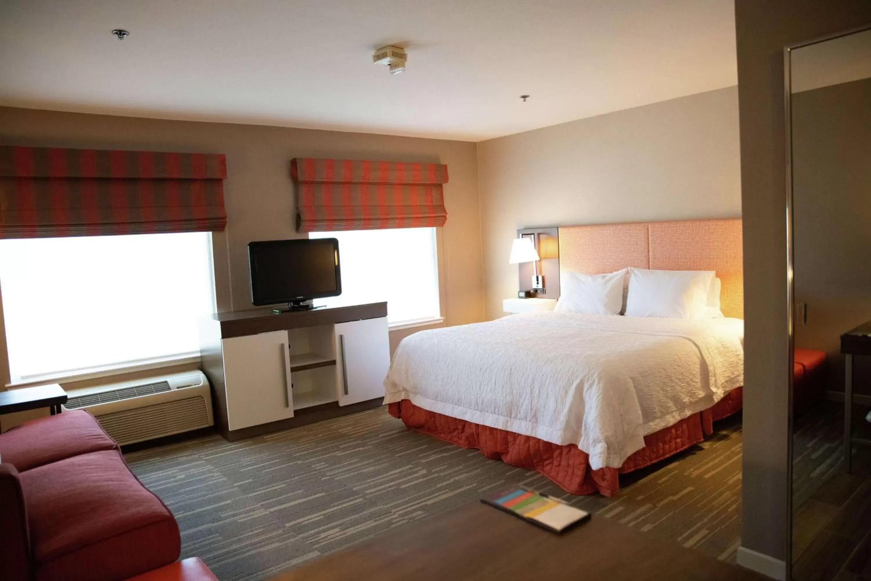 Bedroom, Bed in Hampton Inn & Suites Fresno