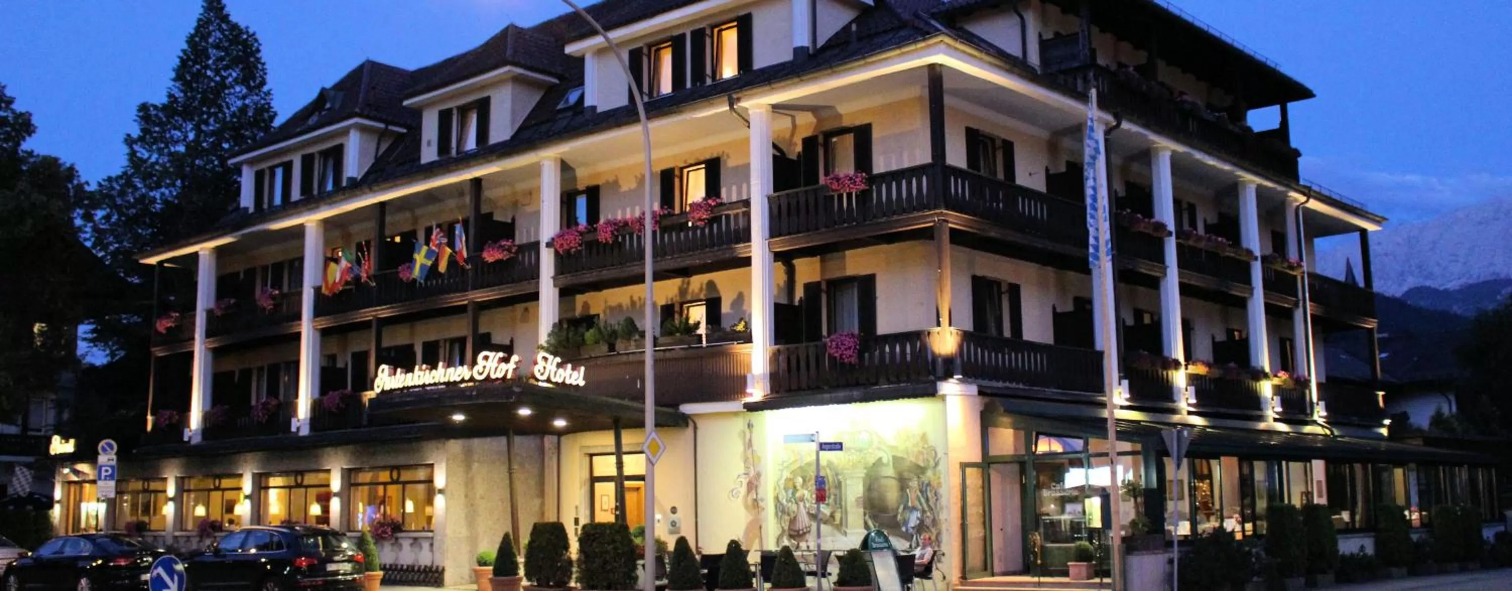 Facade/entrance in Reindl's Partenkirchener Hof