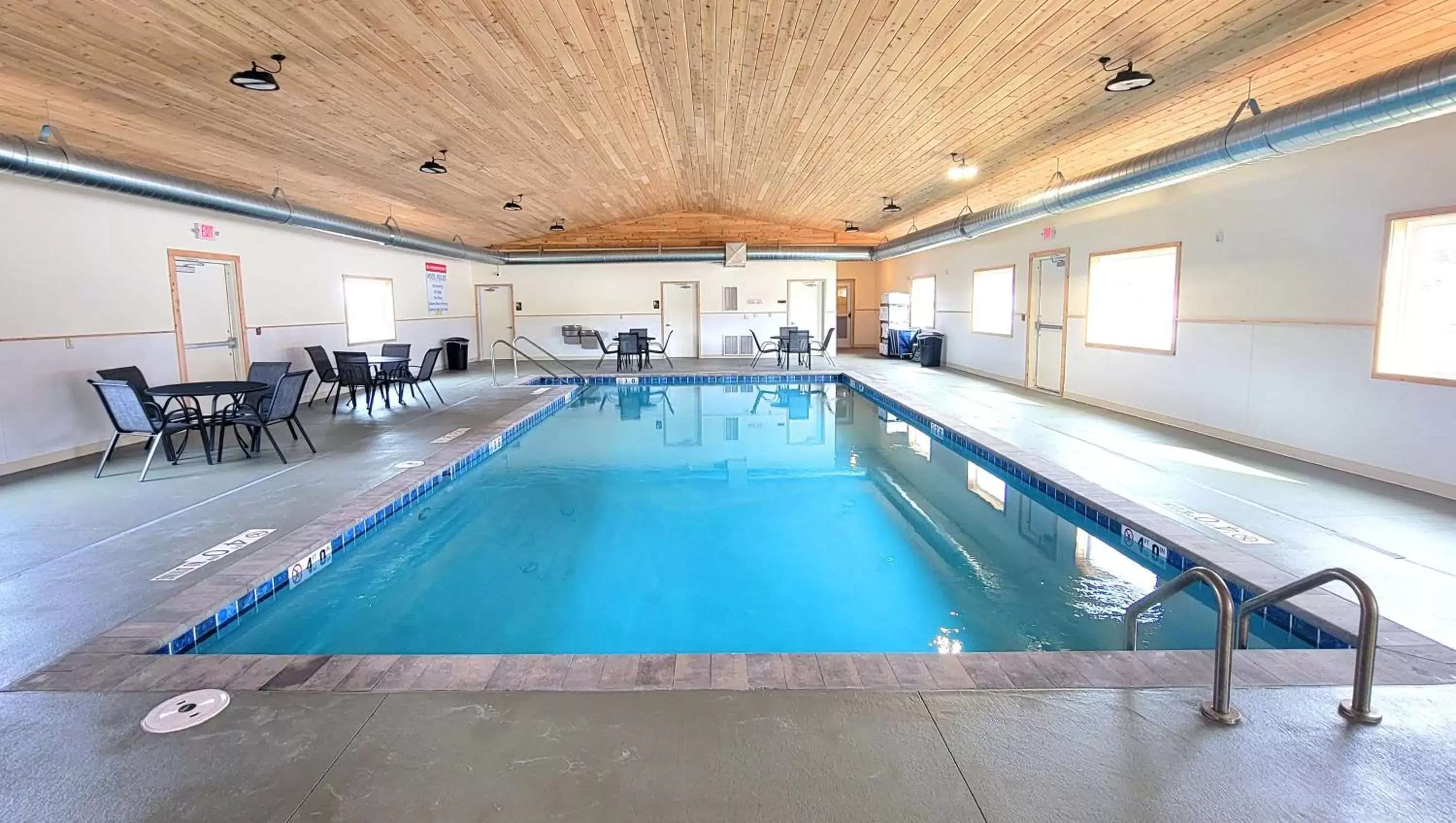 Swimming Pool in Jasper Ridge Inn Ishpeming