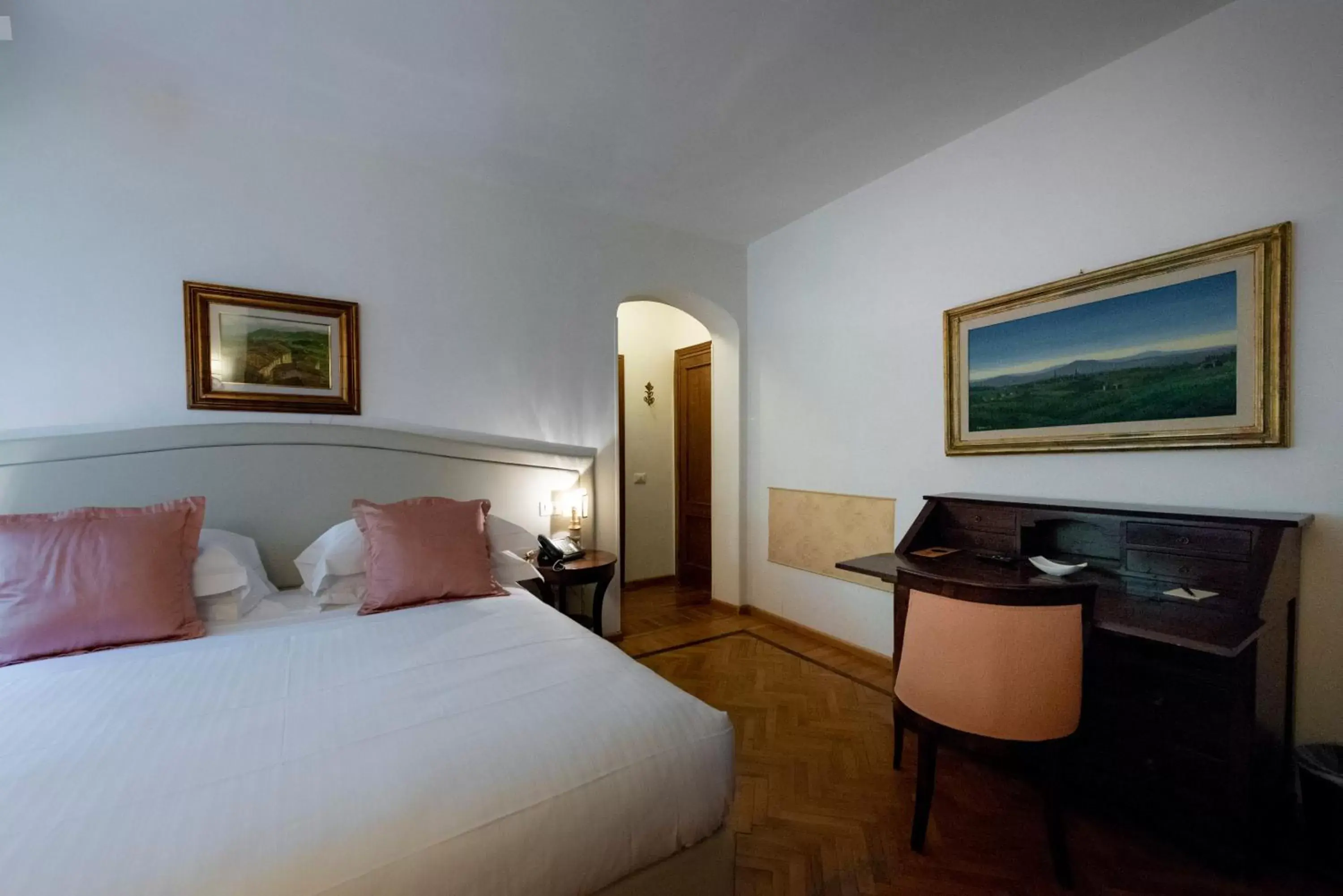 Seating area, Bed in Villa Scacciapensieri Boutique Hotel