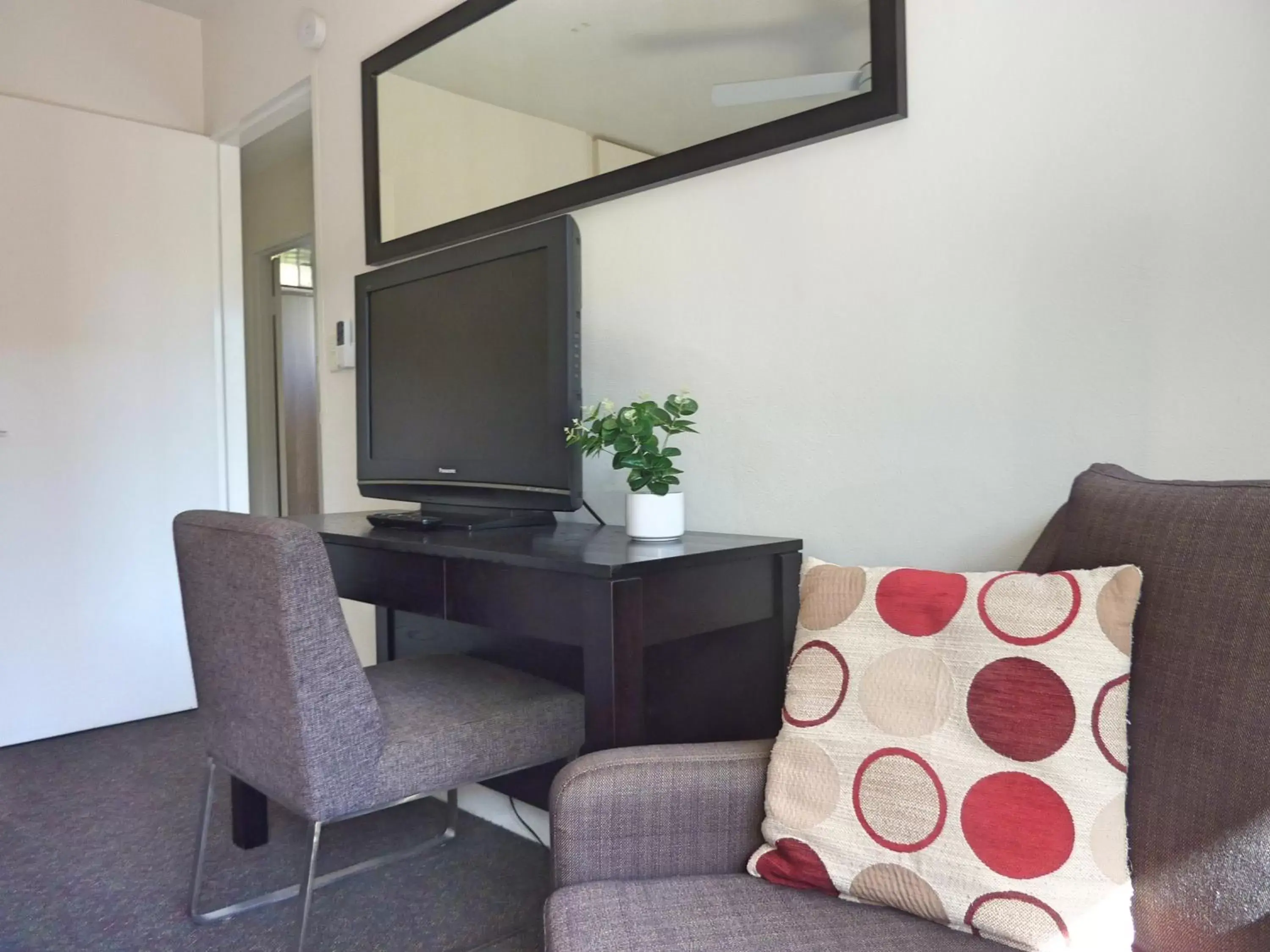 Bedroom, TV/Entertainment Center in Jadran Motel & El Jays Holiday Lodge