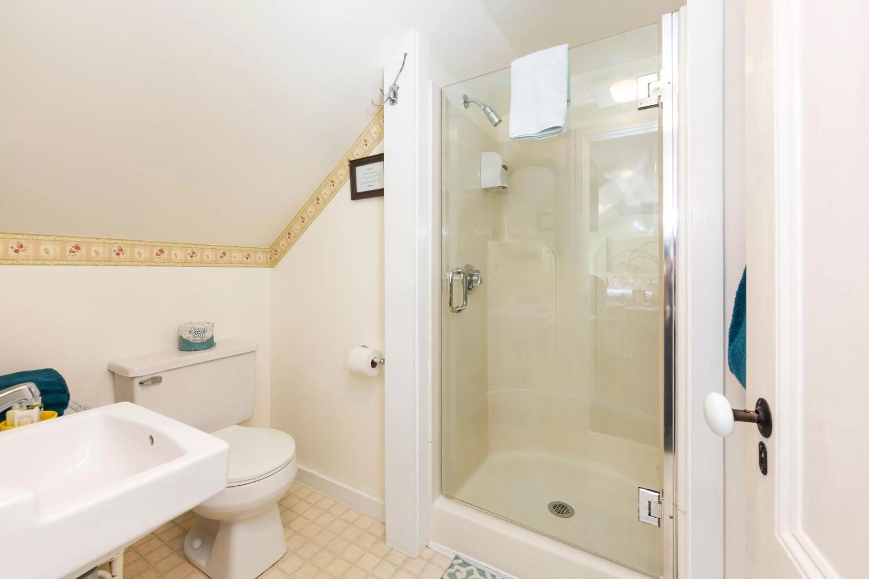 Bathroom in The Elmhurst Inn