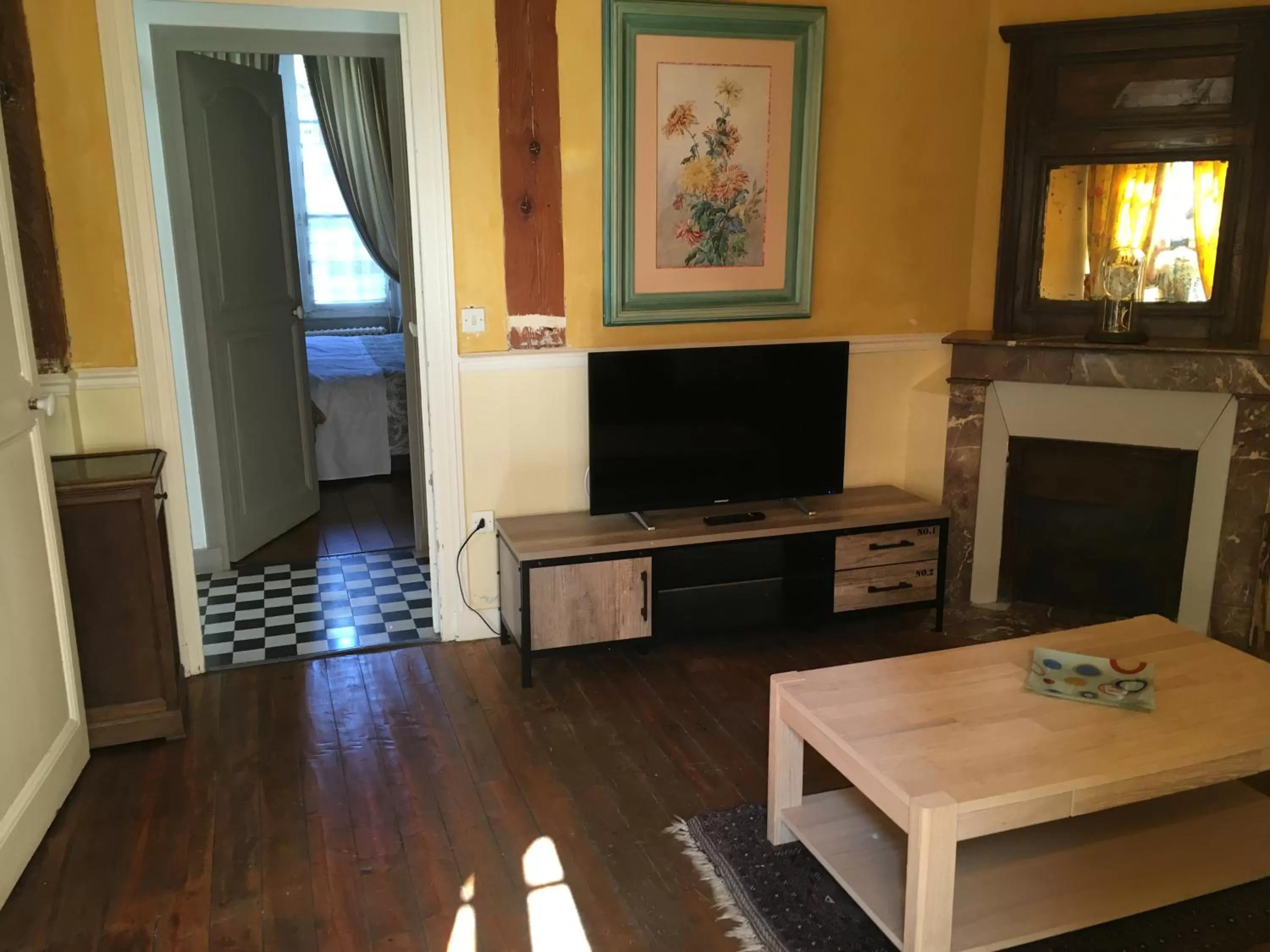 Living room, TV/Entertainment Center in Demeure des Vieux Bains