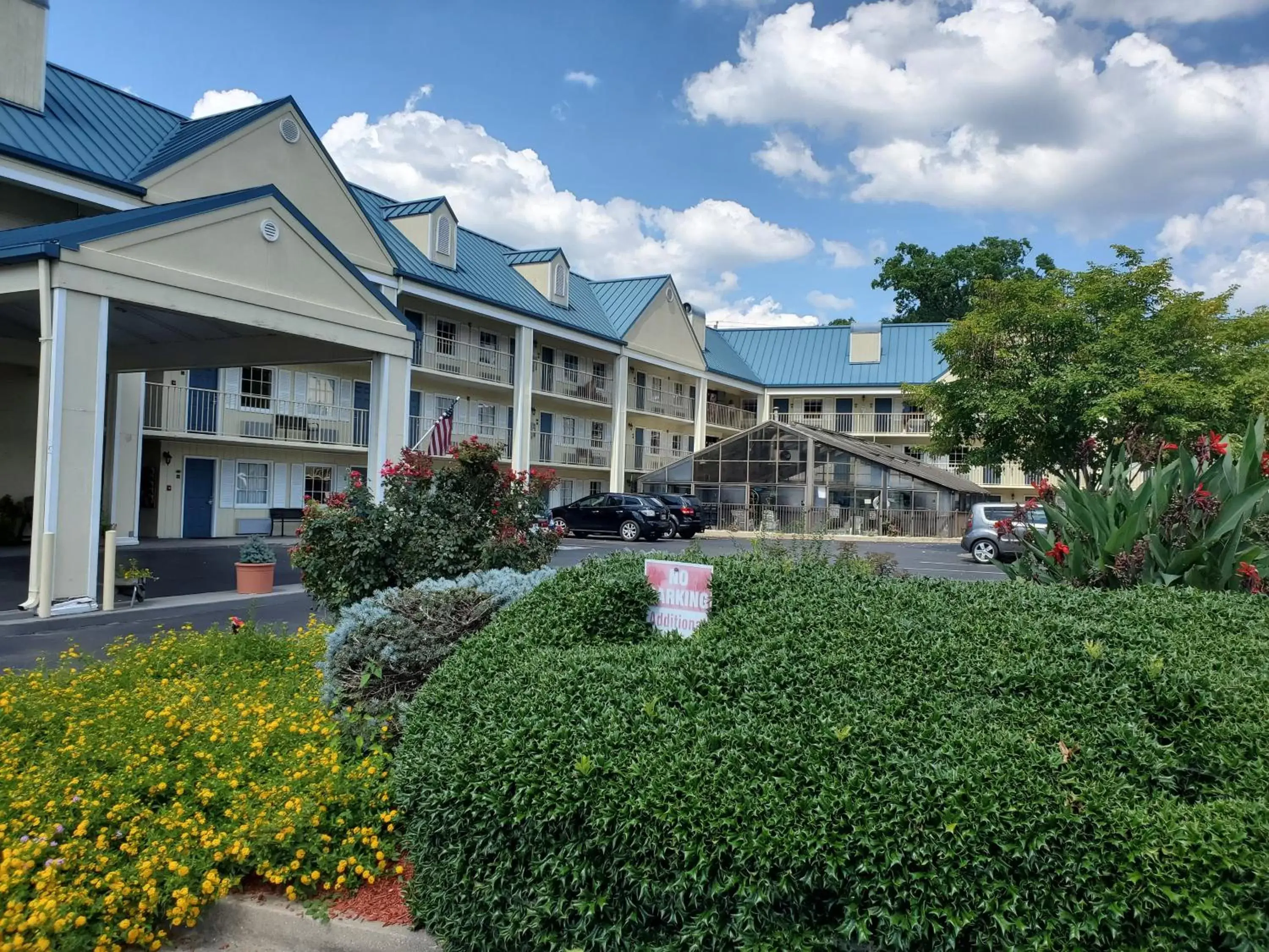 Property Building in Colonial House Motel