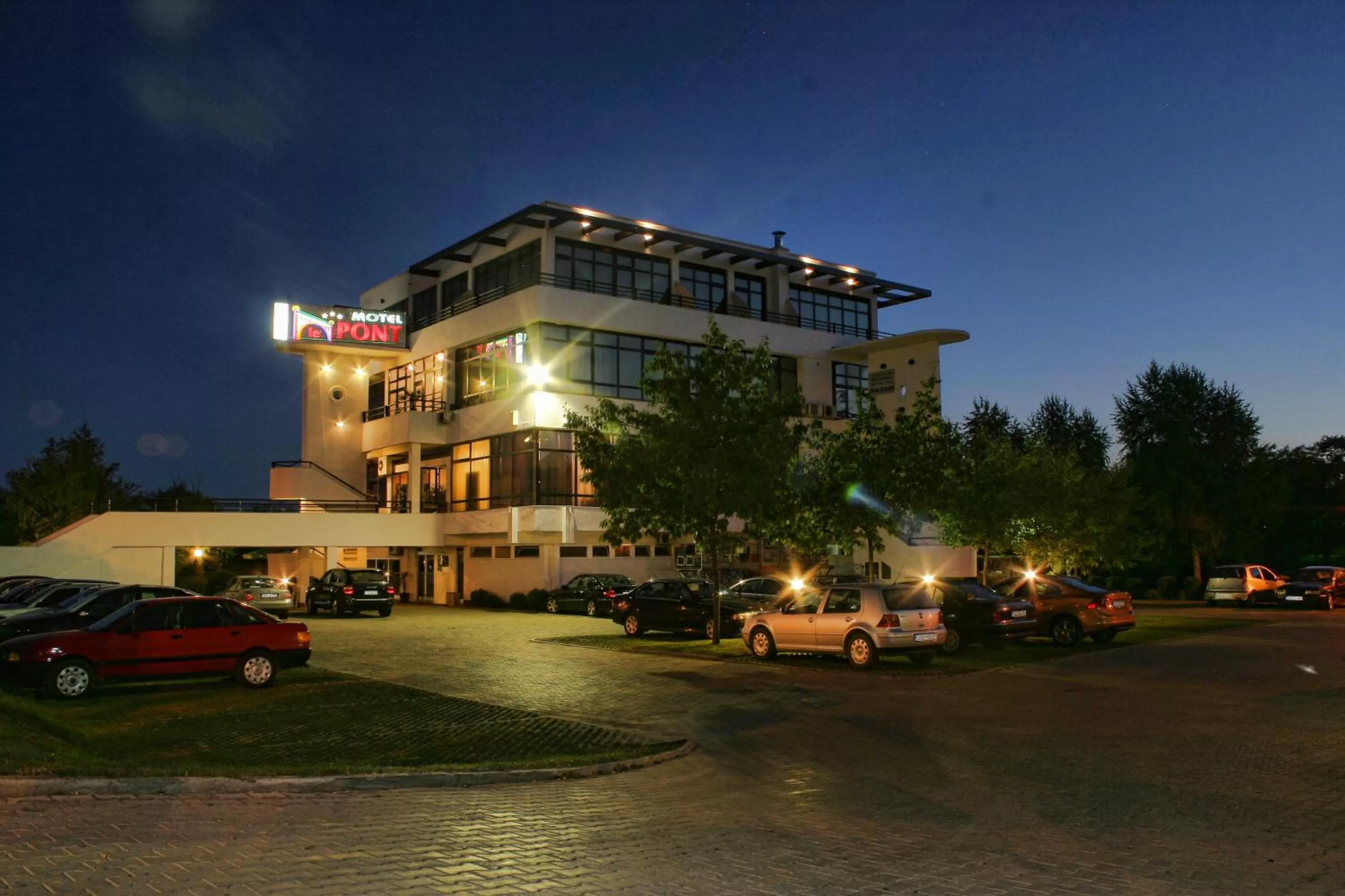 Night in Hotel Le Pont