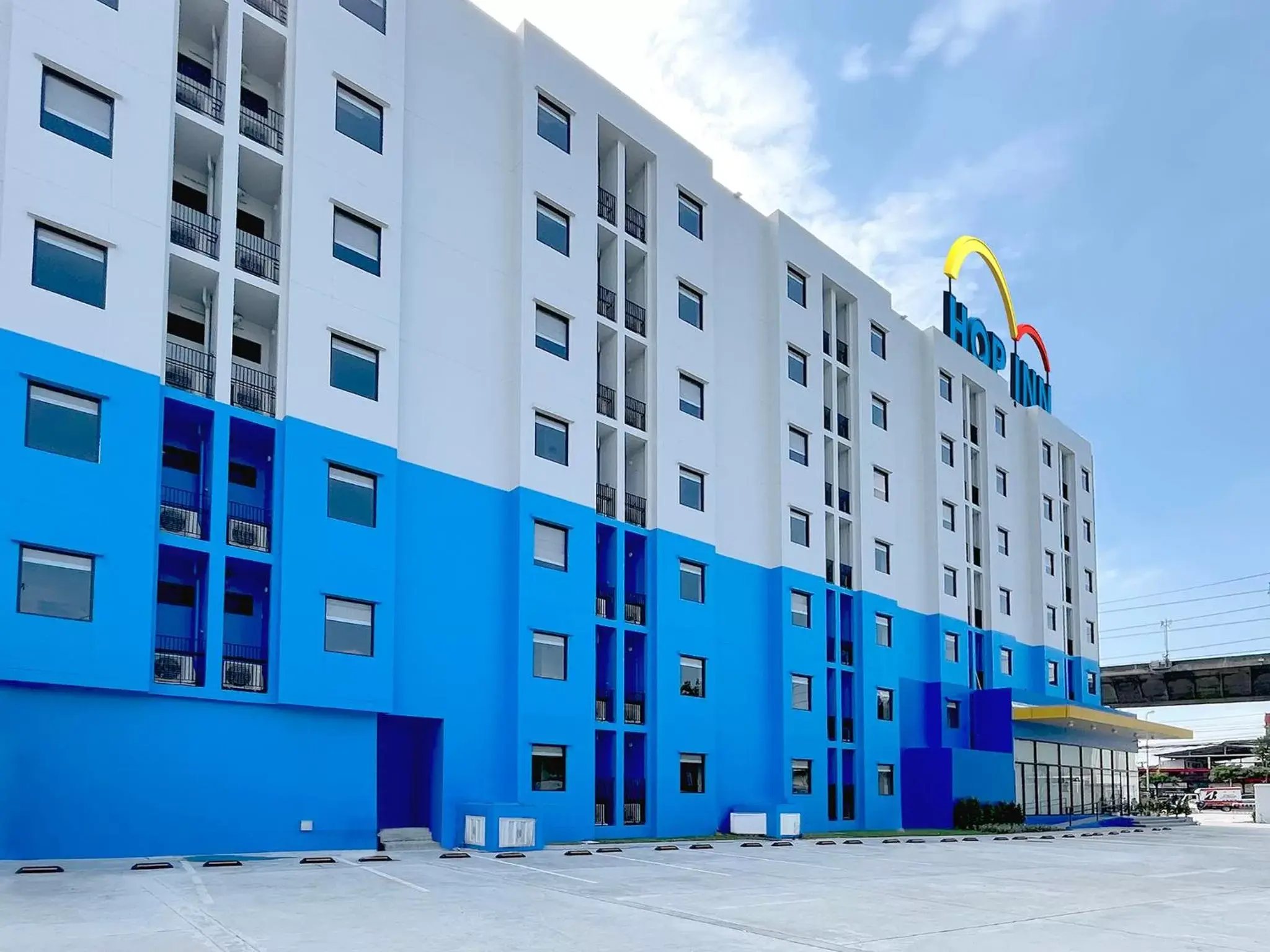 Property building in HOP INN Bangkok Bangna Property building in HOP INN Bangkok Bangna