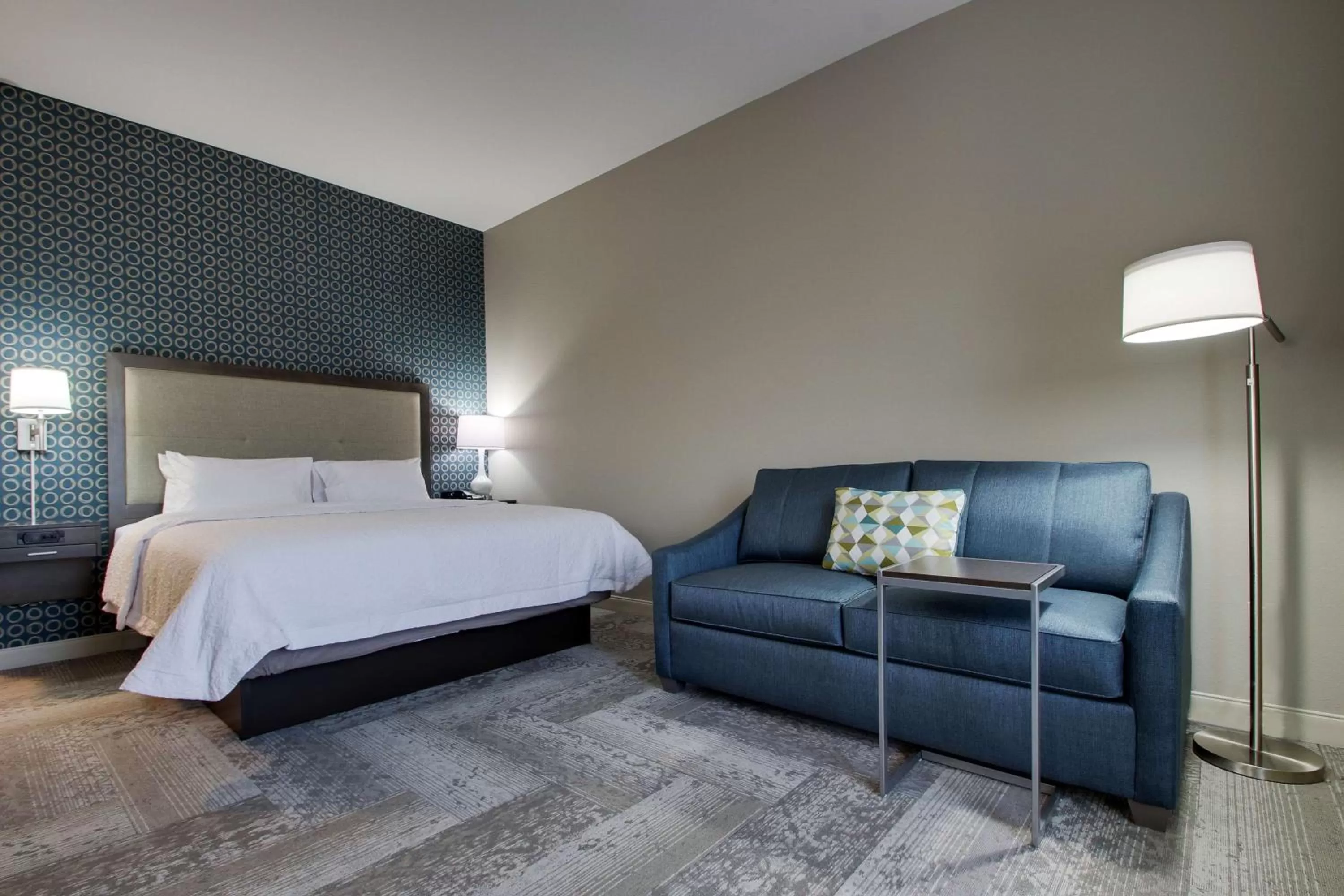 Living room, Bed in Hampton Inn & Suites By Hilton Knightdale Raleigh