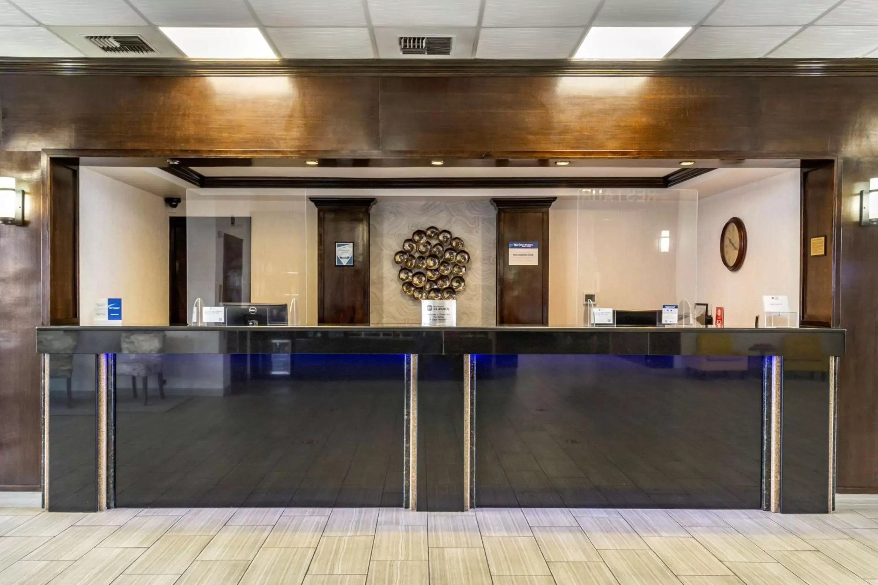 Lobby or reception in Best Western PLUS Lake Front Hotel