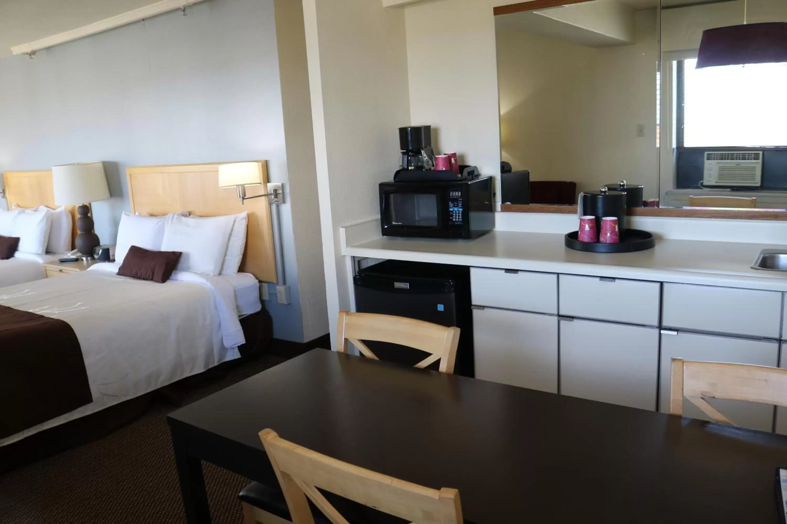 Kitchen or kitchenette, Kitchen/Kitchenette in Inlet Tower Hotel & Suites